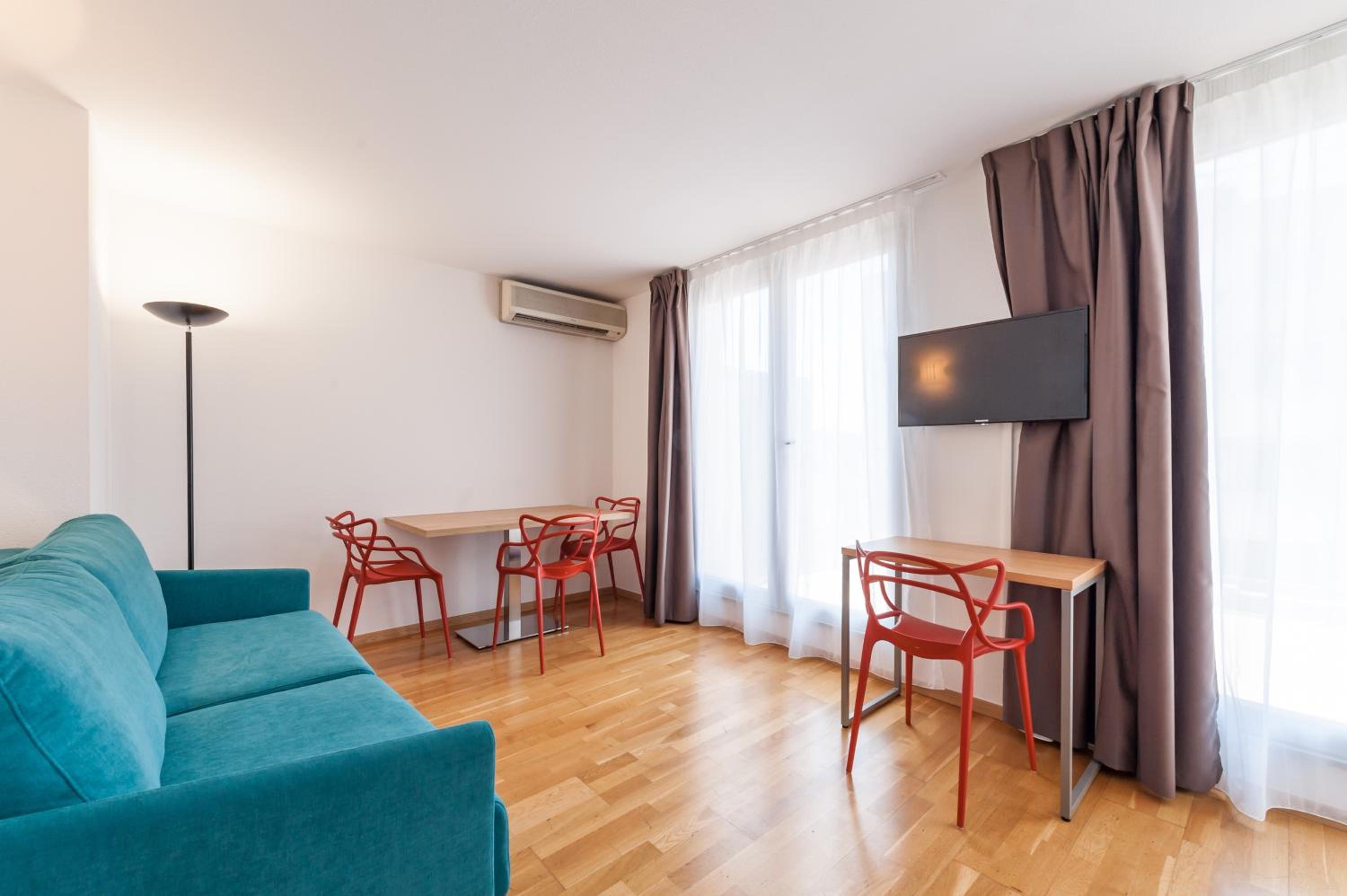 One-Bedroom Apartment with Terrace - Photo 2