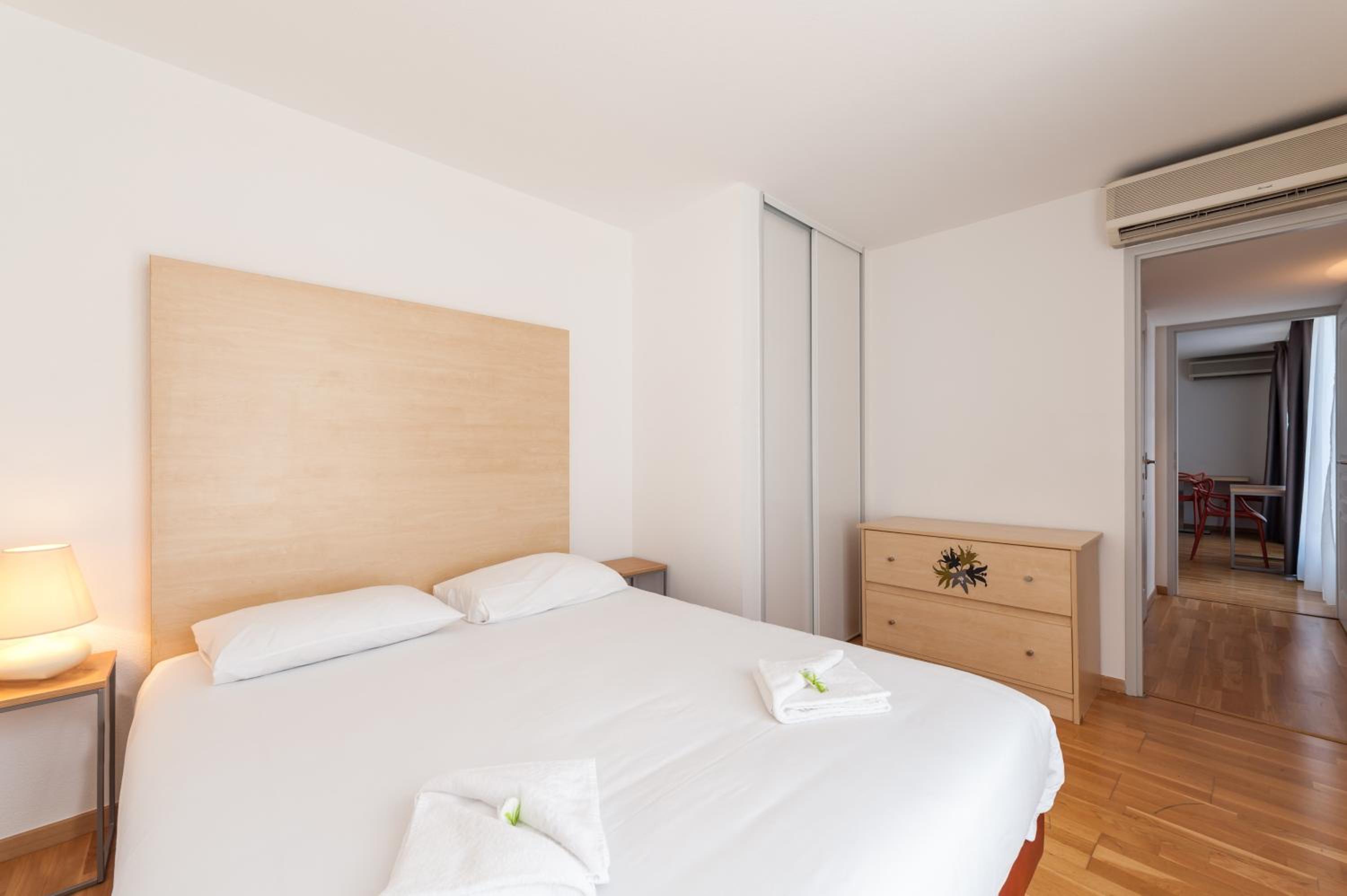 One-Bedroom Apartment with Terrace - Photo 3