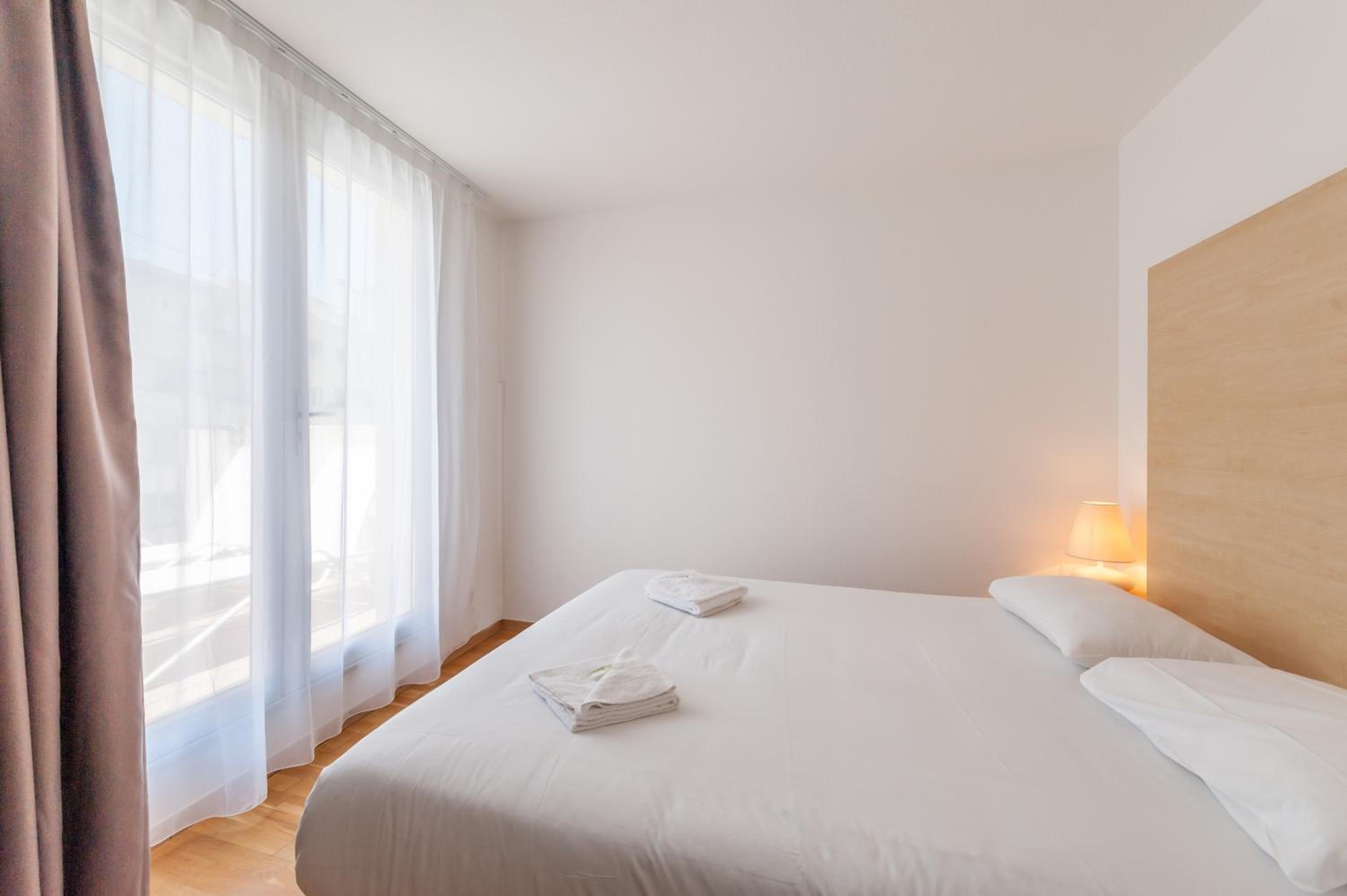 One-Bedroom Apartment with Terrace - Photo 4