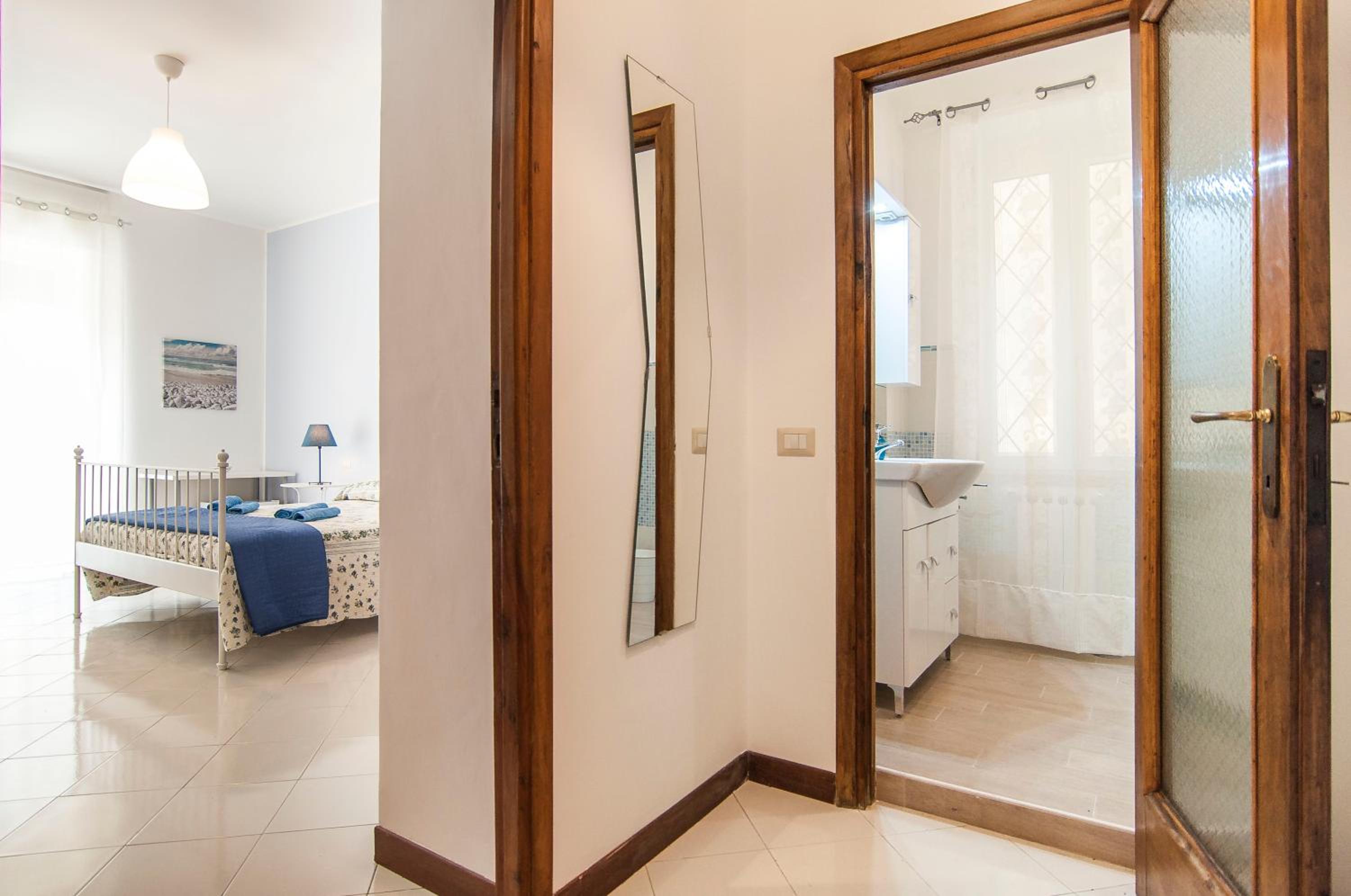 Double Room with Balcony - Photo 4
