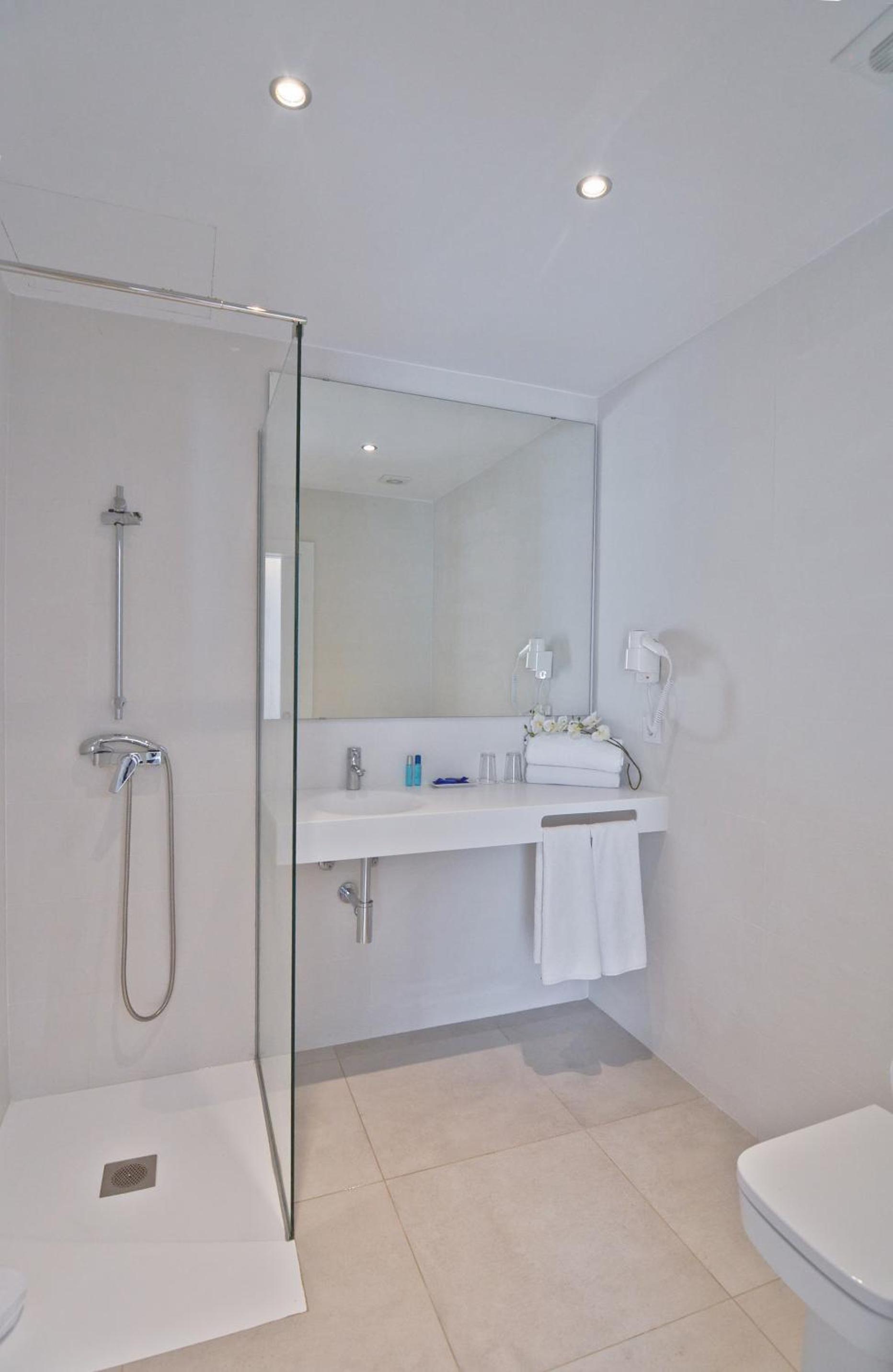 Twin Room - Disability Access photo 3