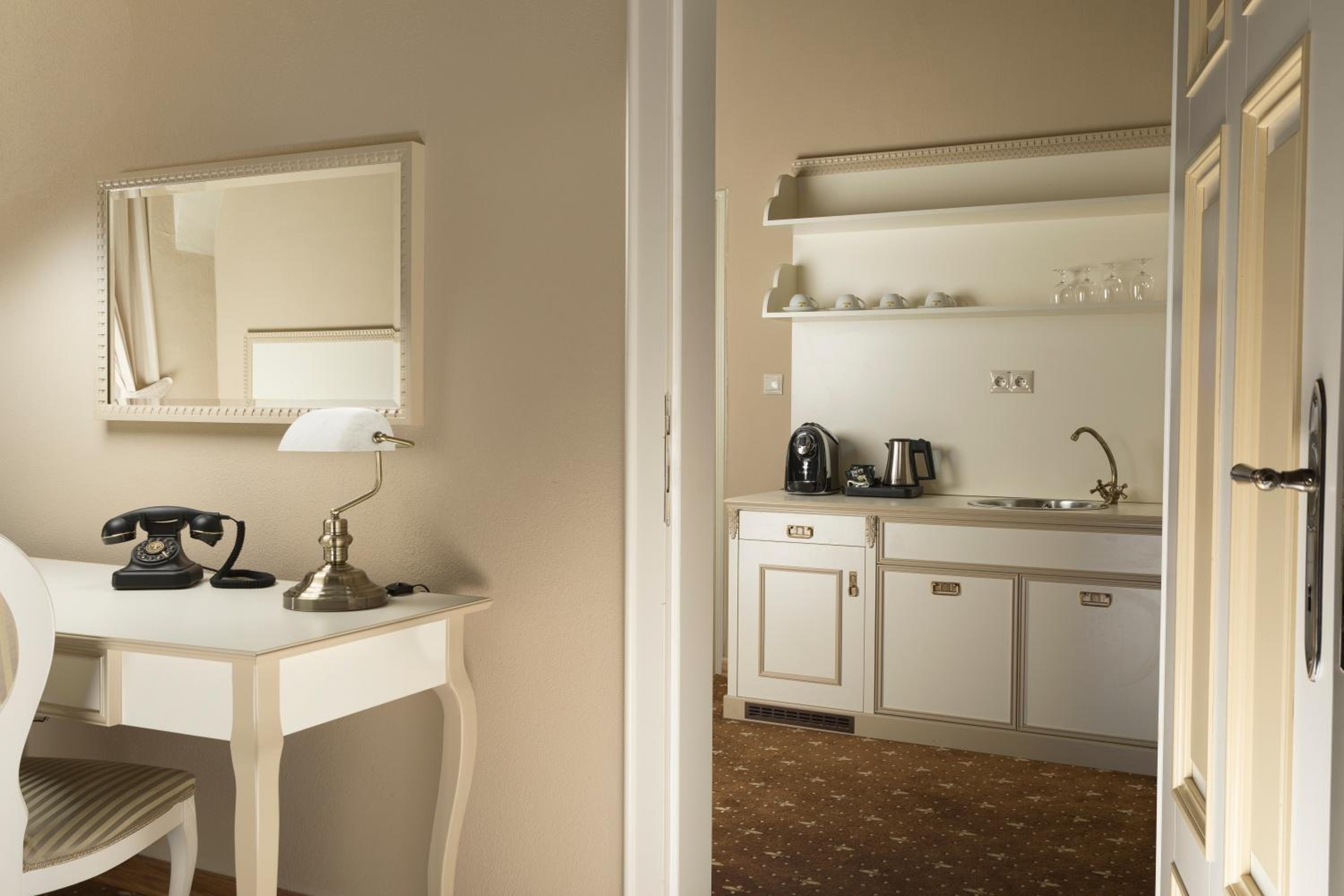 Family Room - Photo 4