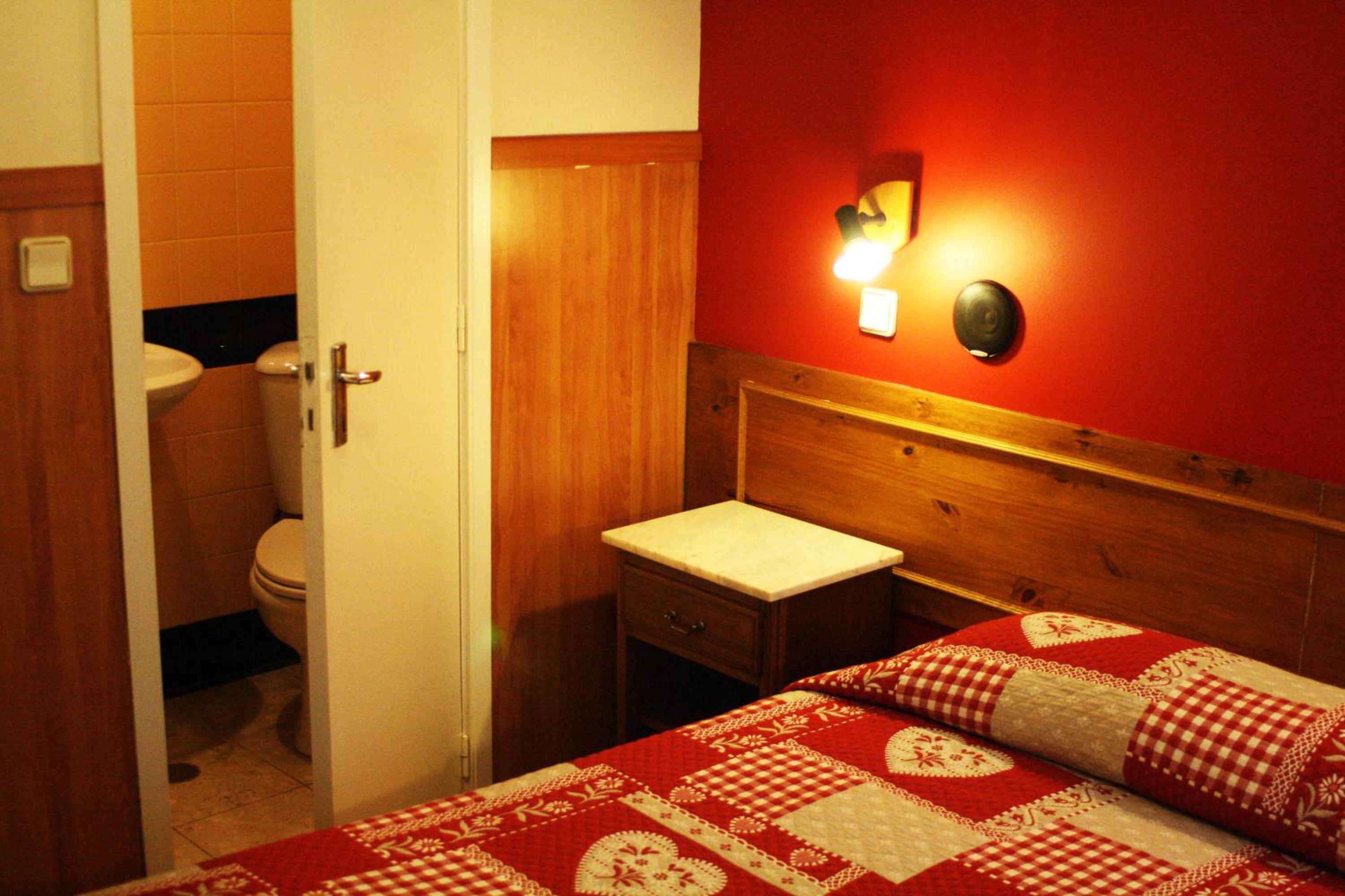 Double Room with Private Bathroom - Photo 2