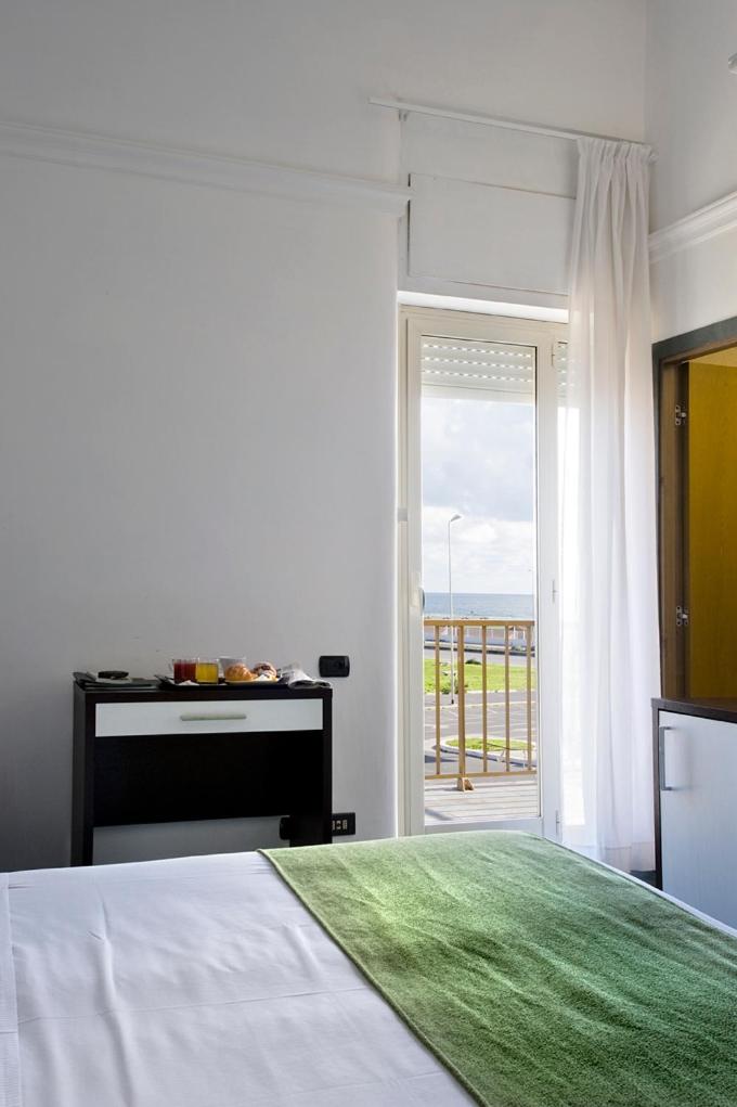 Double or Twin Room with Terrace - Photo 2