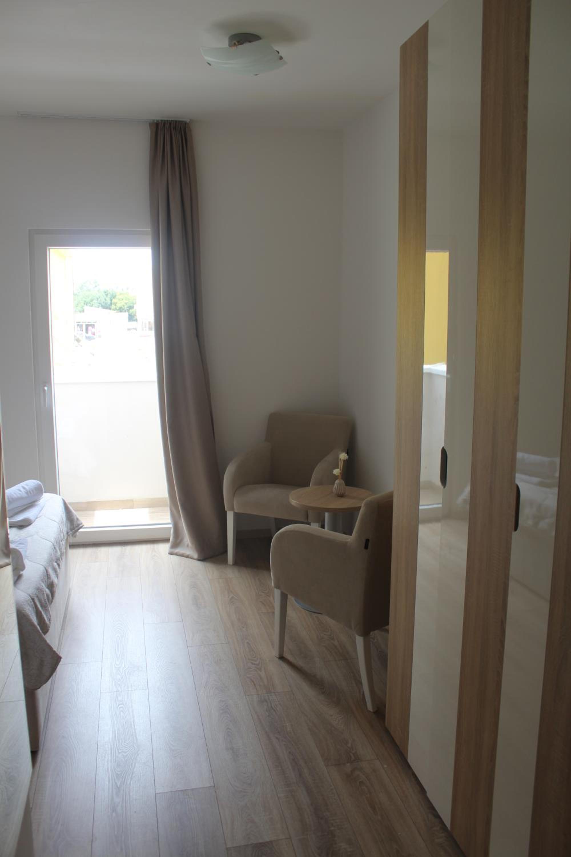 Deluxe Double Room with Balcony photo 2
