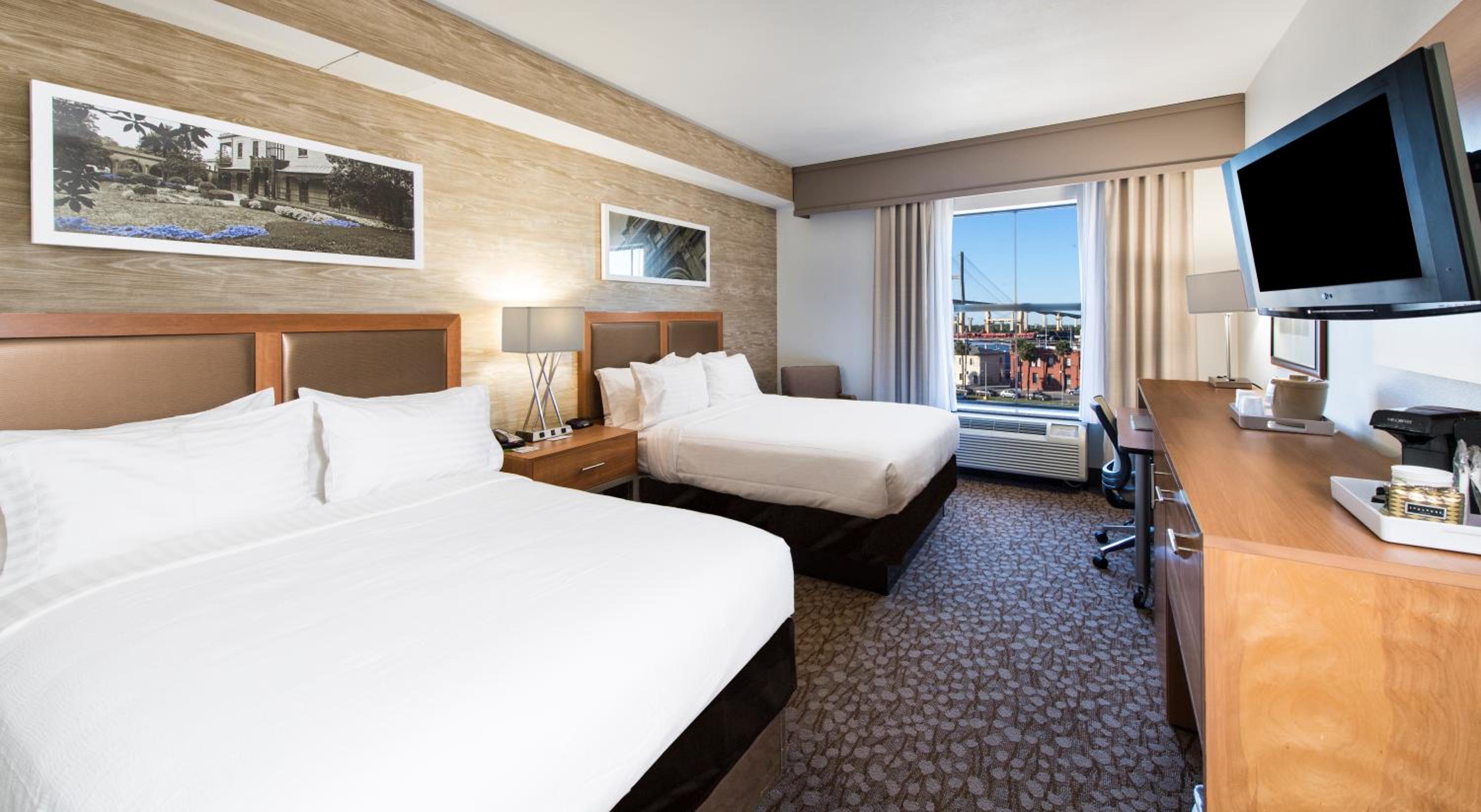 Queen Room with Two Queen Beds Hearing Accessible with Roll-In Shower - Non-Smoking photo 1