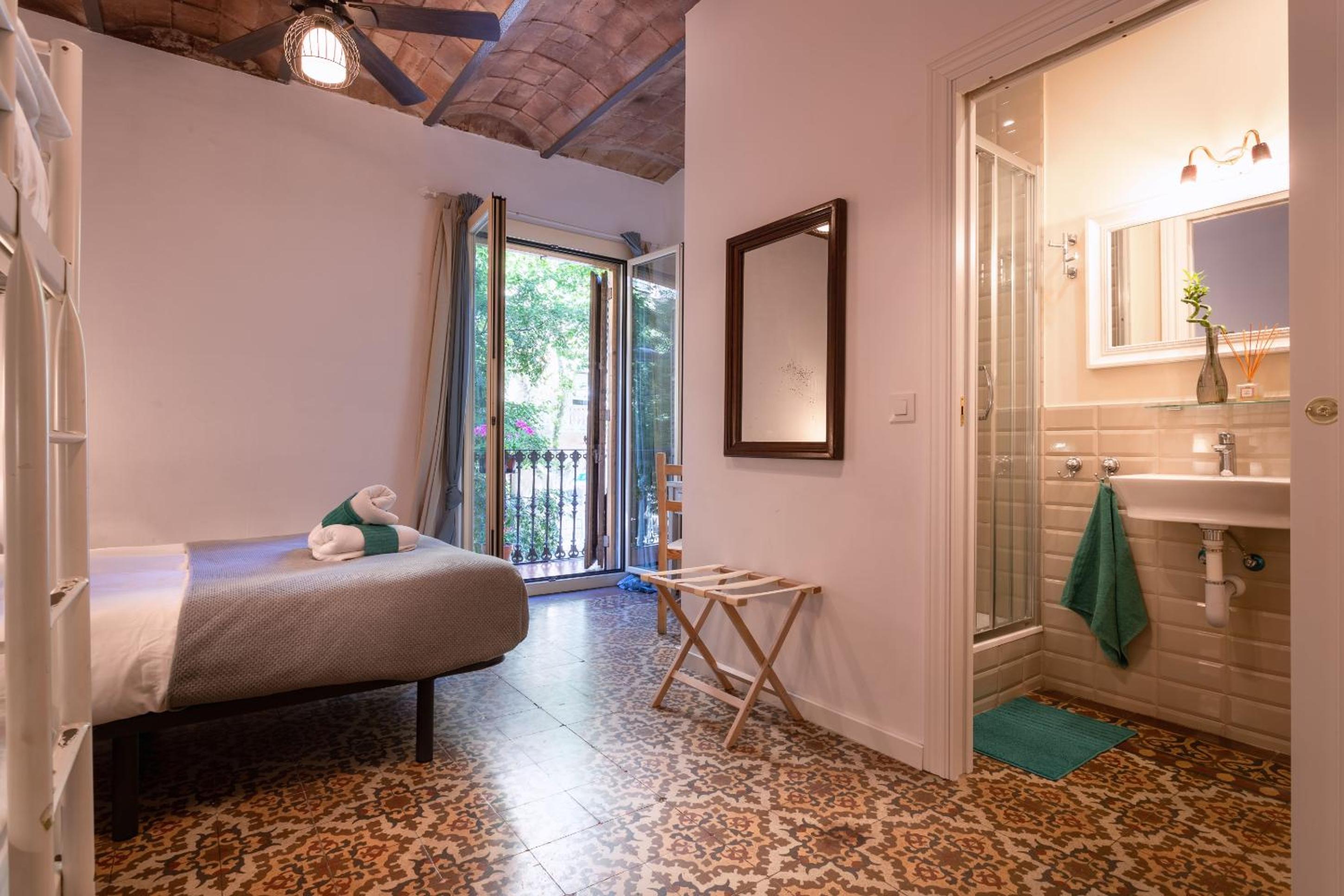 Quadruple Room with Private Bathroom photo 2