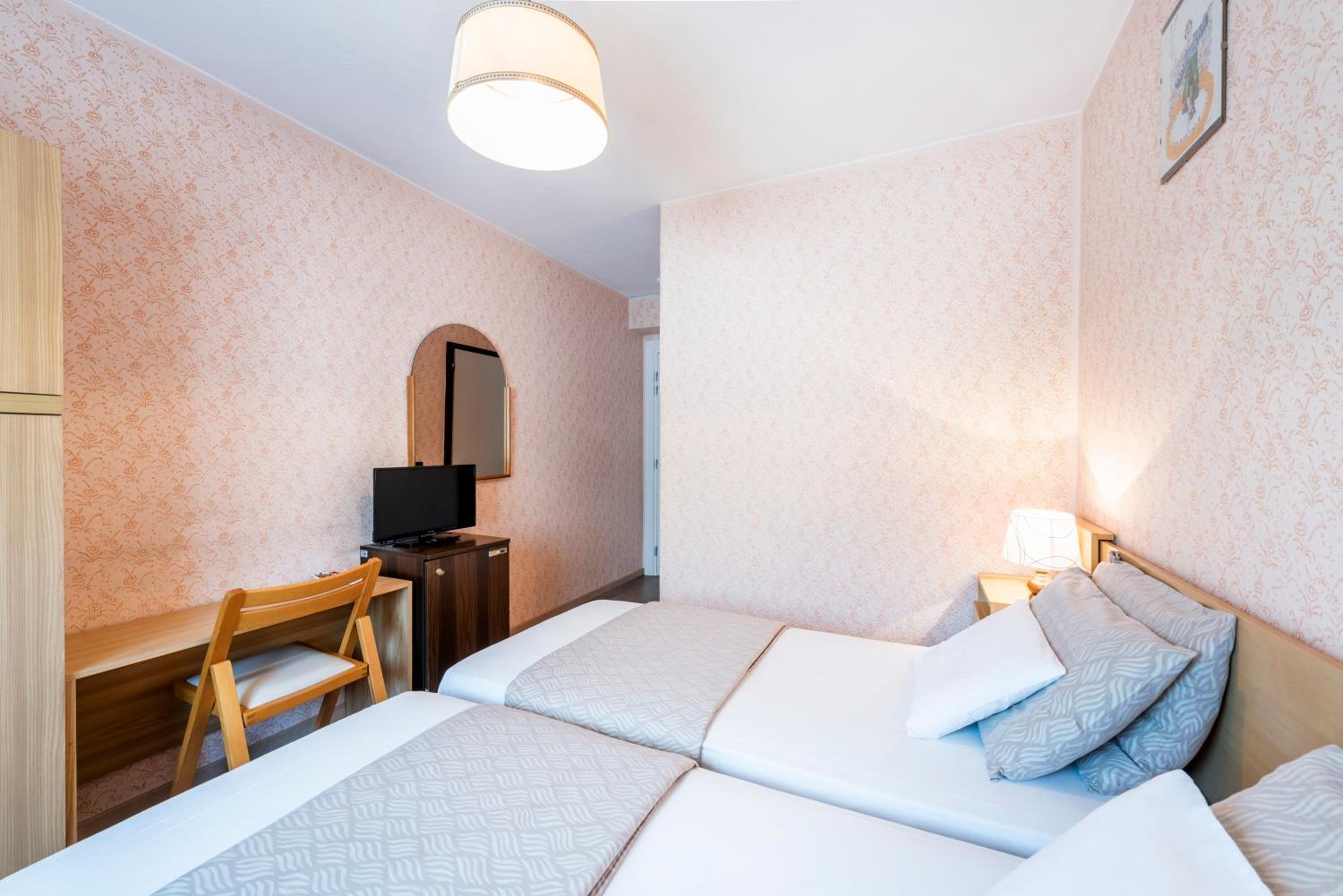 Twin Room - Photo 3