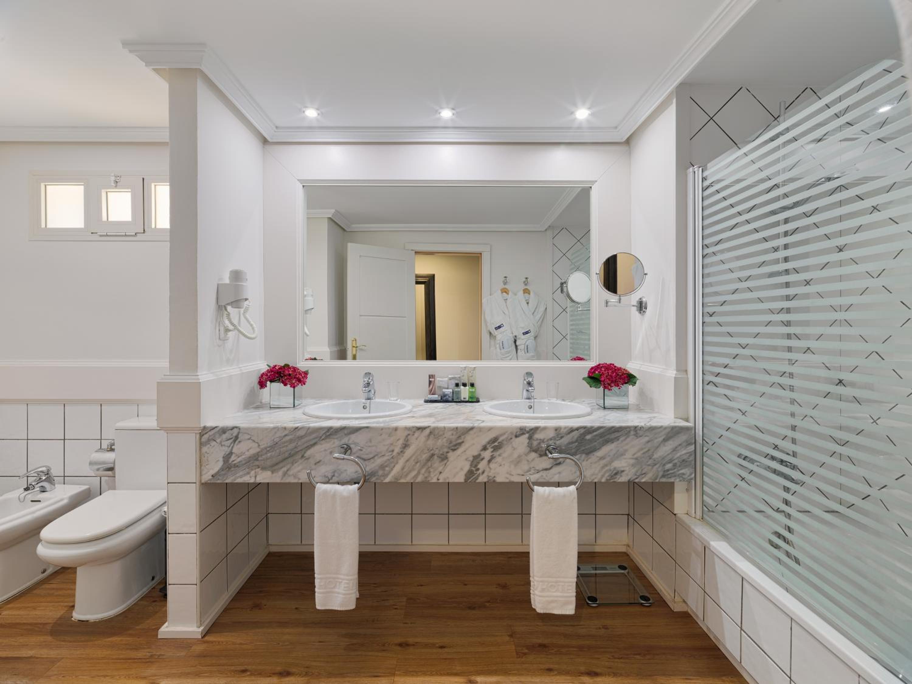 Junior Suite (2 Adults) - Photo 2