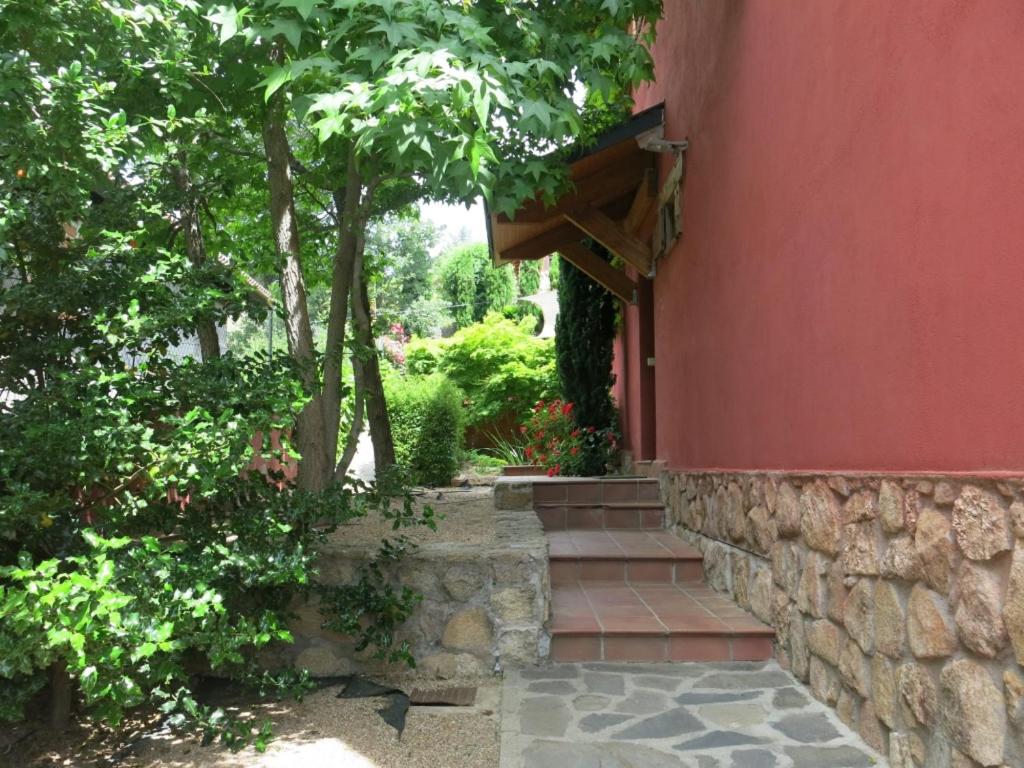 Five-Bedroom House photo 2