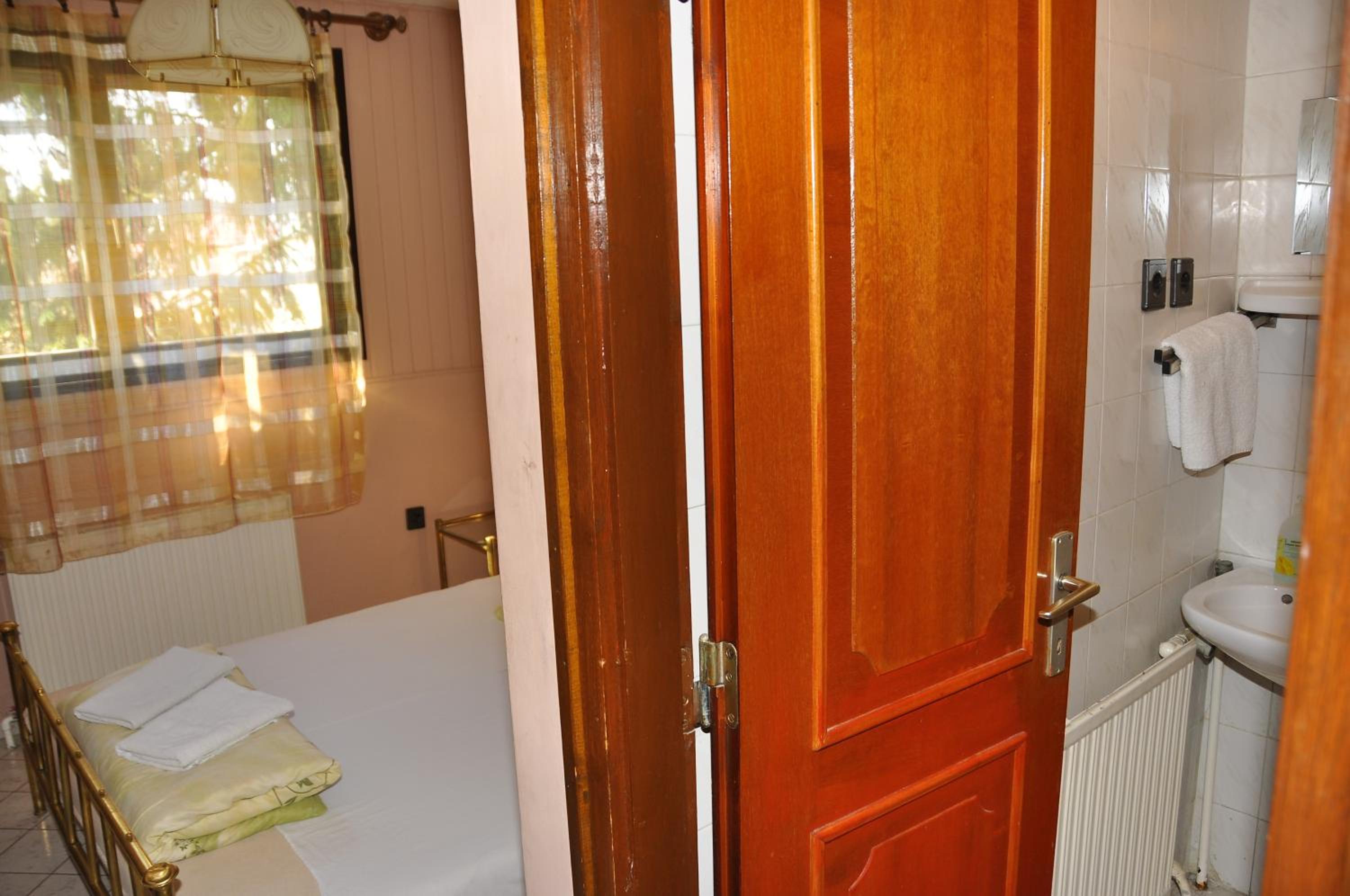 Double or Twin Room - Photo 4
