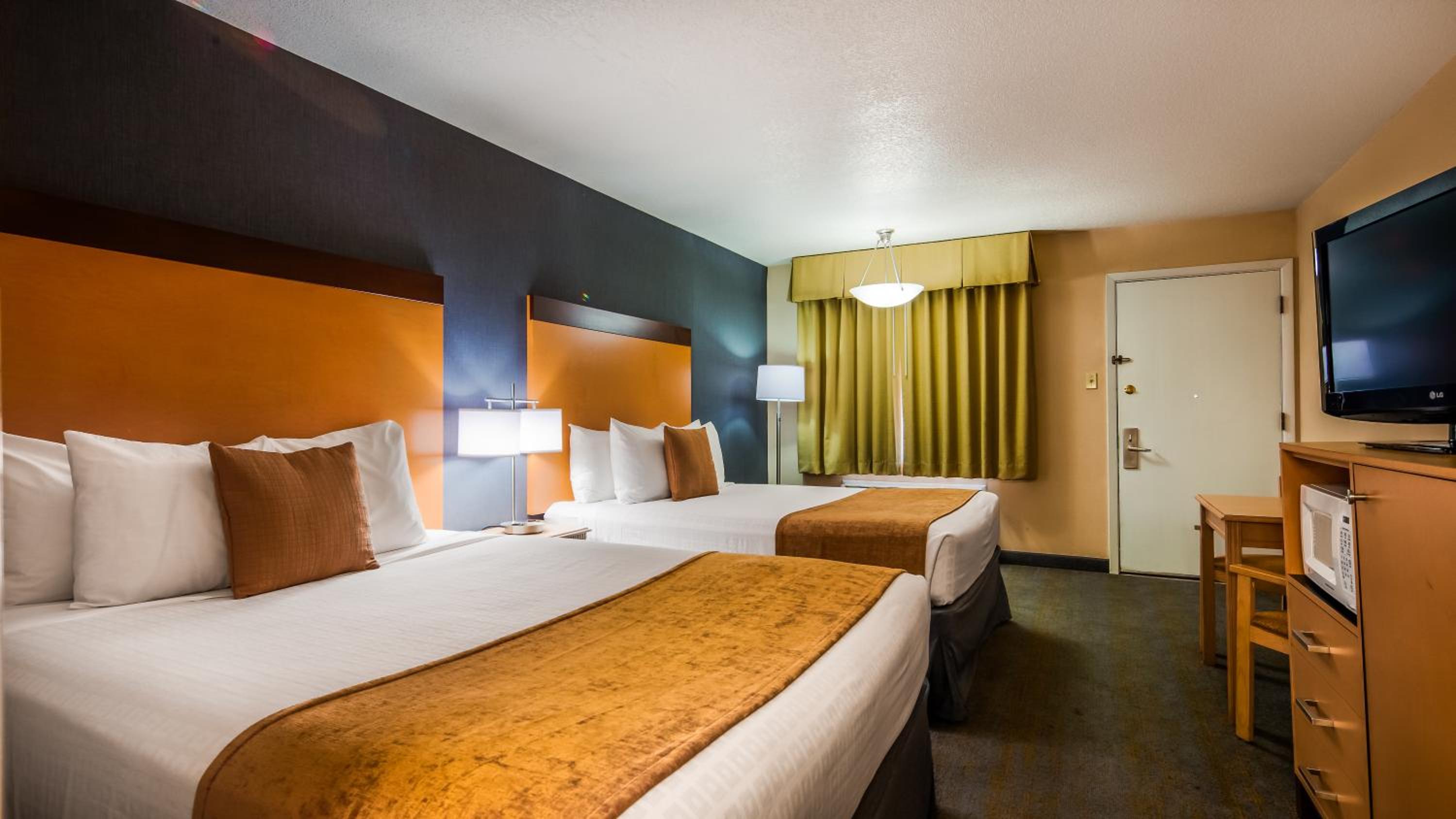 Queen Room with Two Queen Beds - Non-Smoking - Photo 2