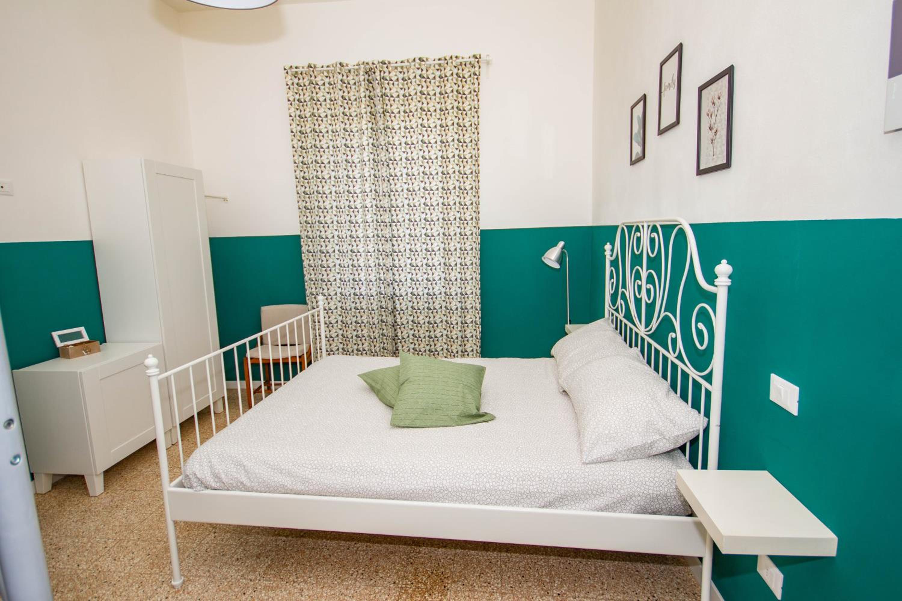 Quadruple Room with Private Bathroom - Photo 6