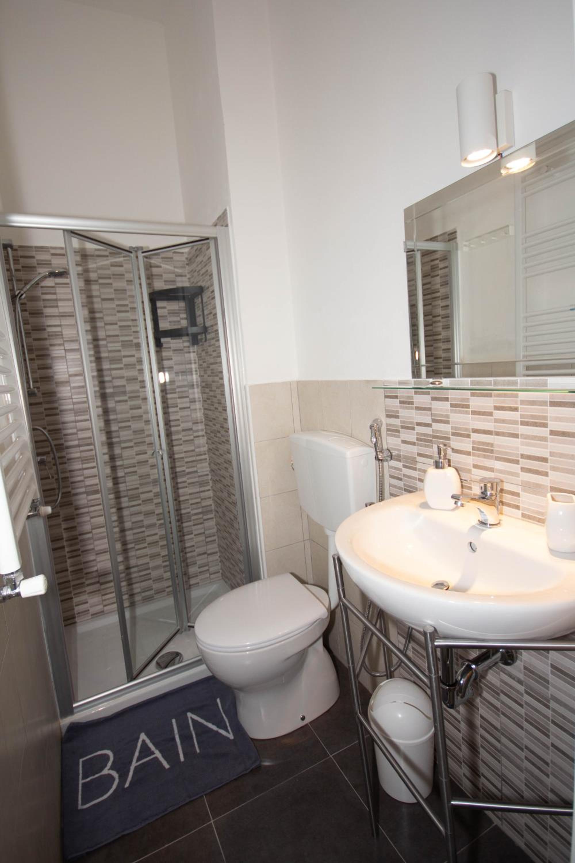 Quadruple Room with Private Bathroom - Photo 8