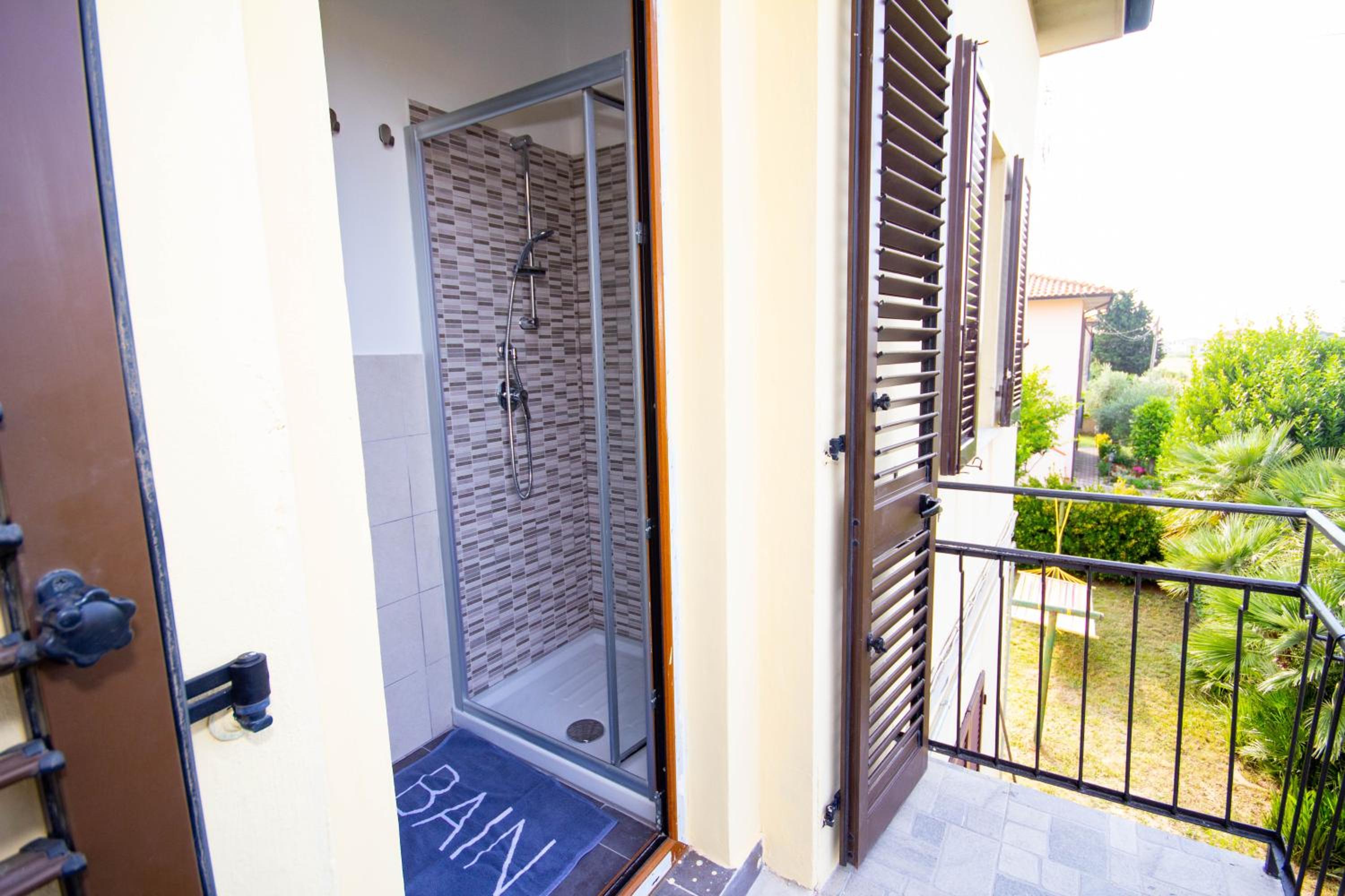 Triple Room with Private Bathroom - Photo 10