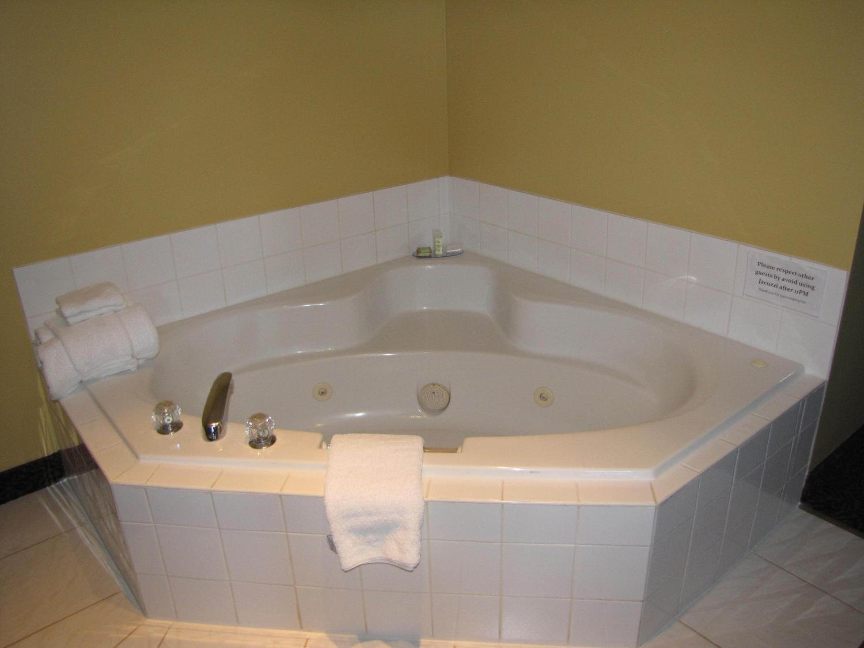 One-Bedroom Deluxe King Suite - Non-Smoking - Photo 2