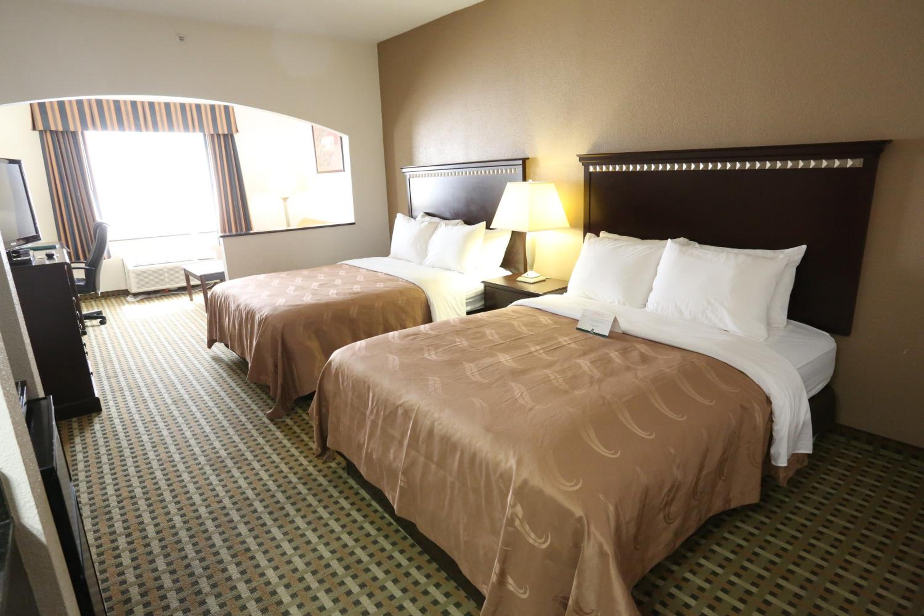 Queen Suite with Two Queen Beds - Non-Smoking - Photo 4