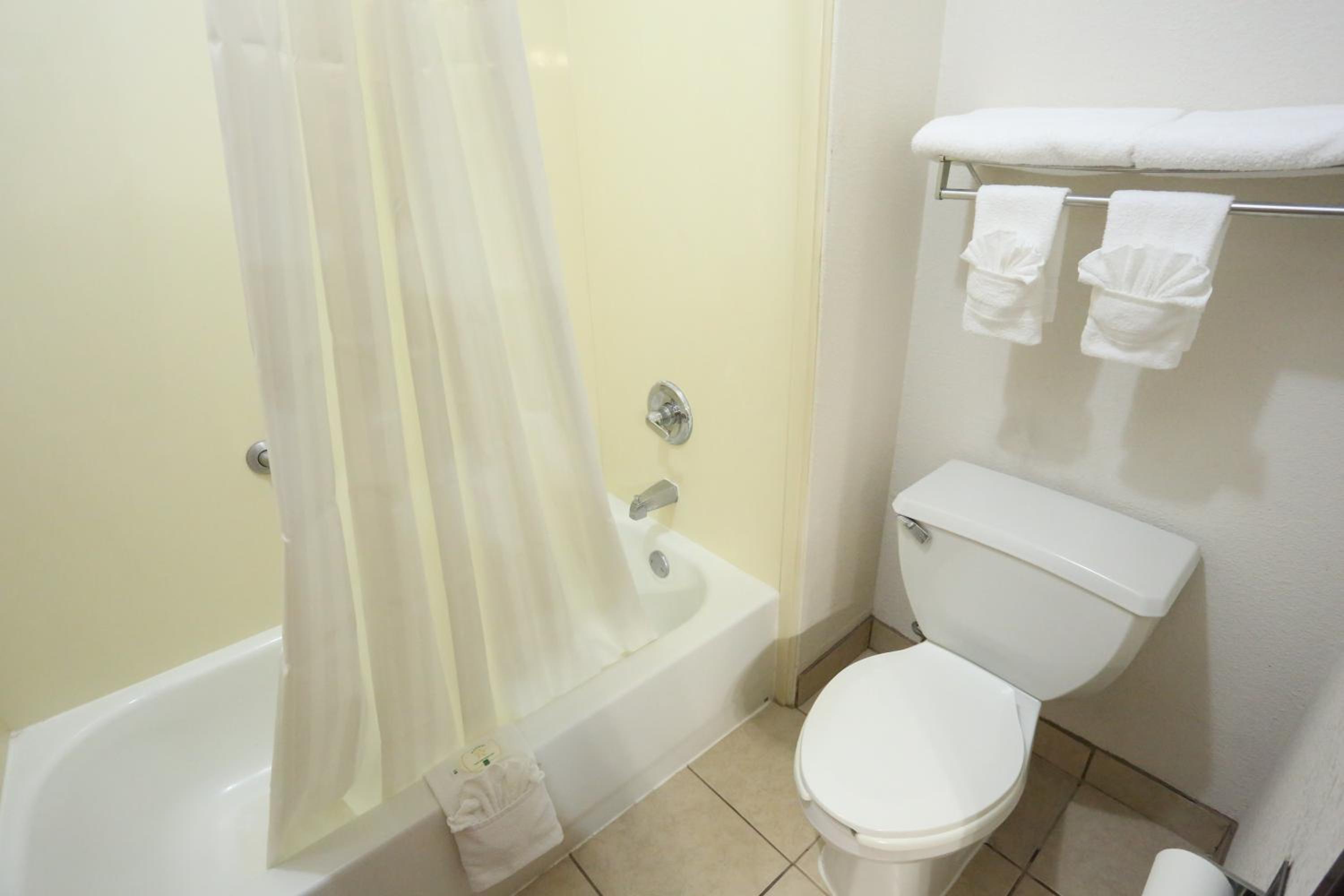 Queen Suite with Two Queen Beds - Non-Smoking - Photo 2