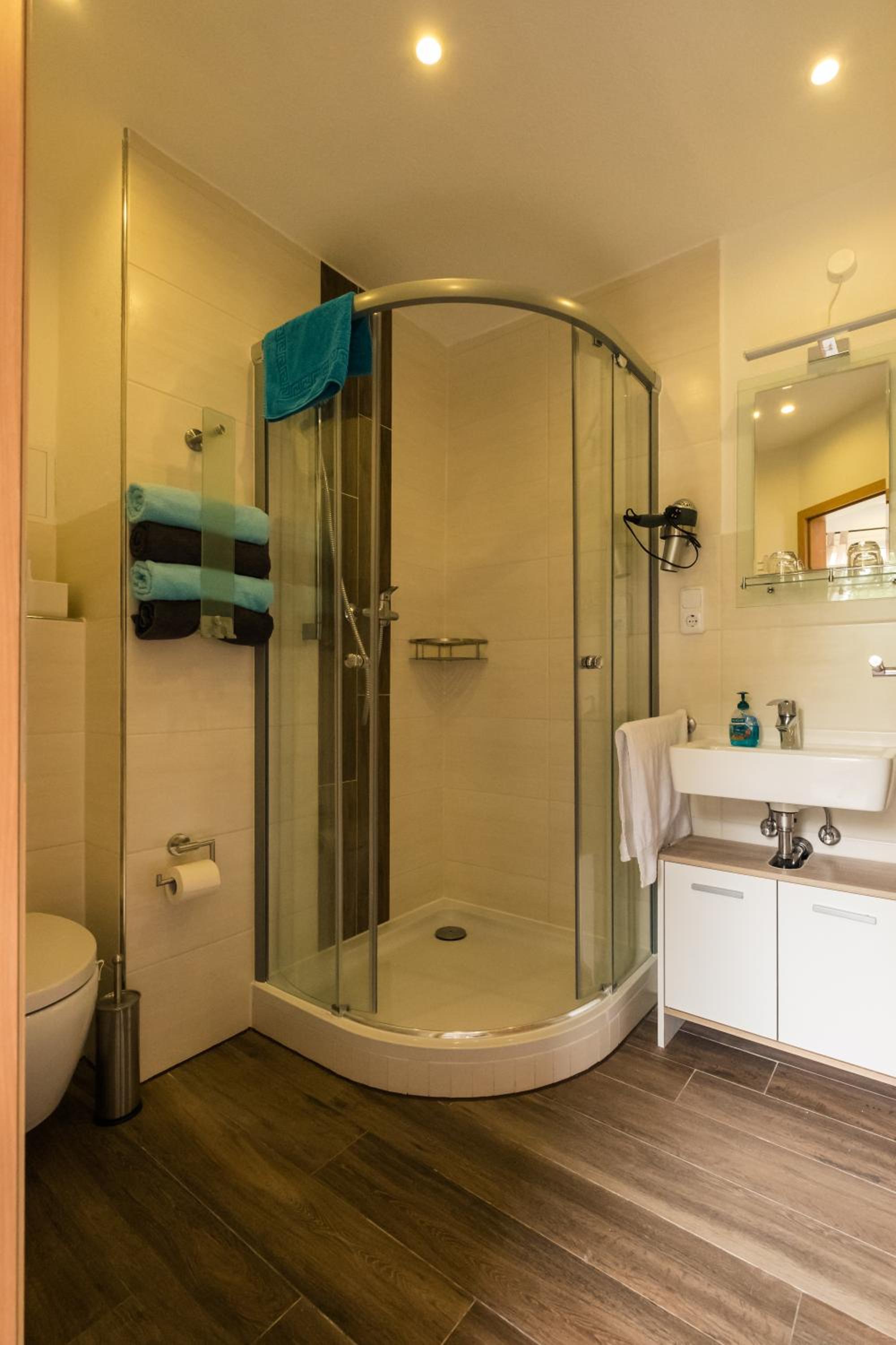 Double or Twin Room - Photo 9