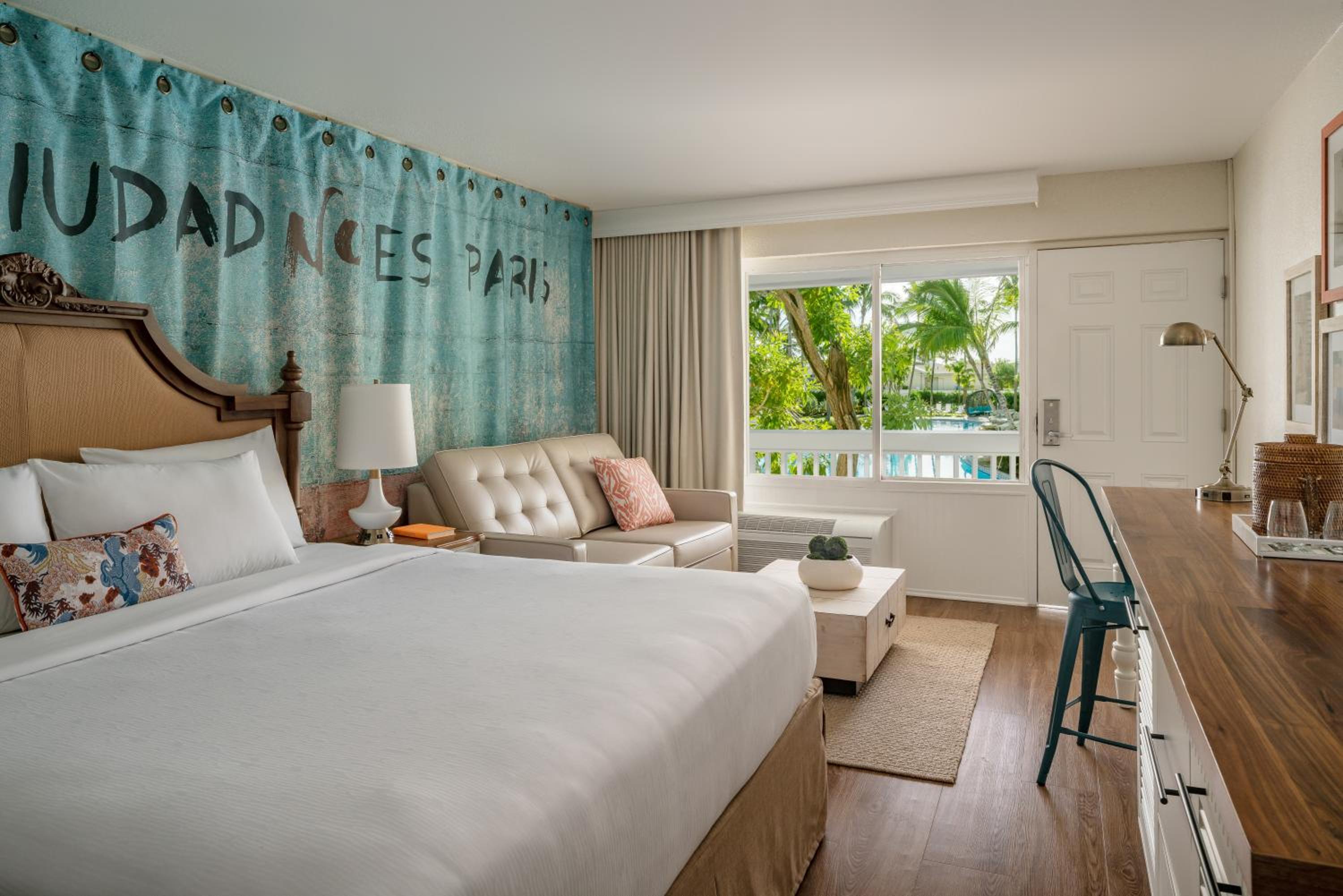 Premium Room 1 King Bed Pool View Balcony - Photo 2
