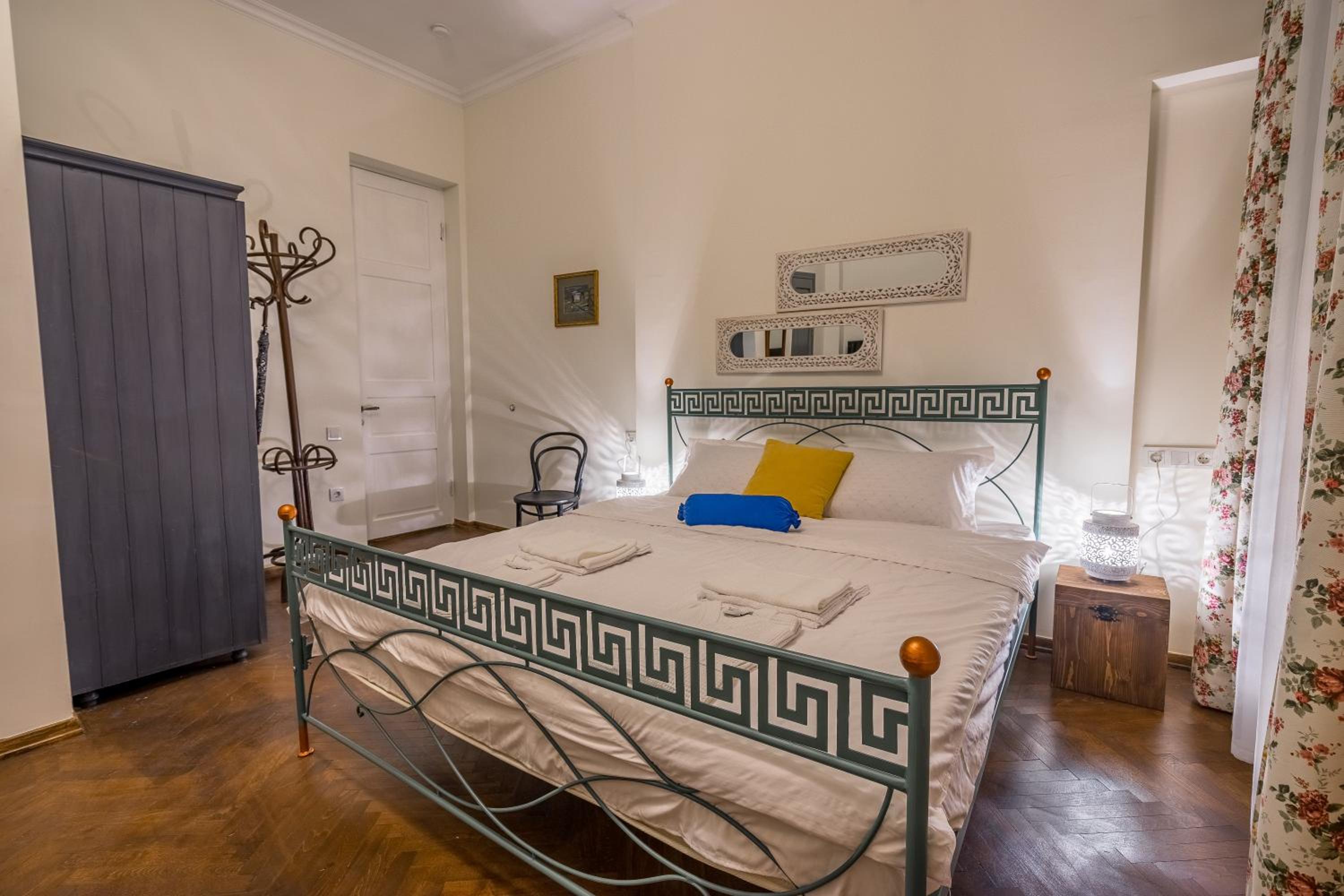 Deluxe King Room - Photo 2