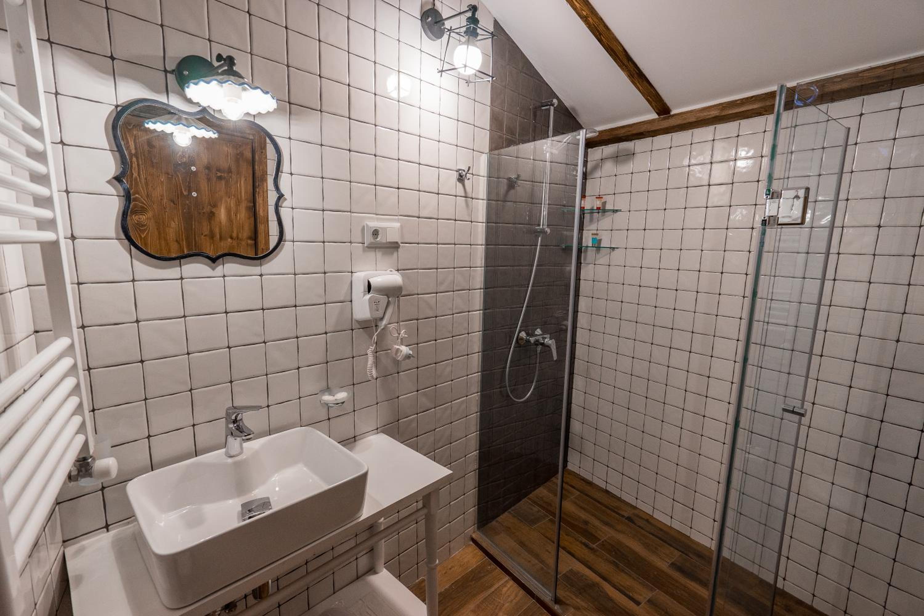 Standard King Room - Photo 21