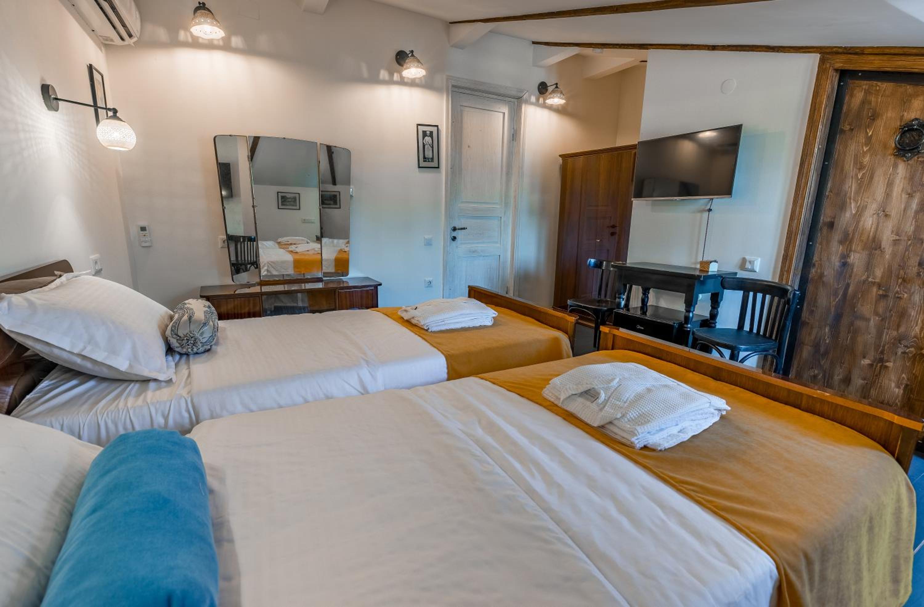 Twin Room - Photo 1