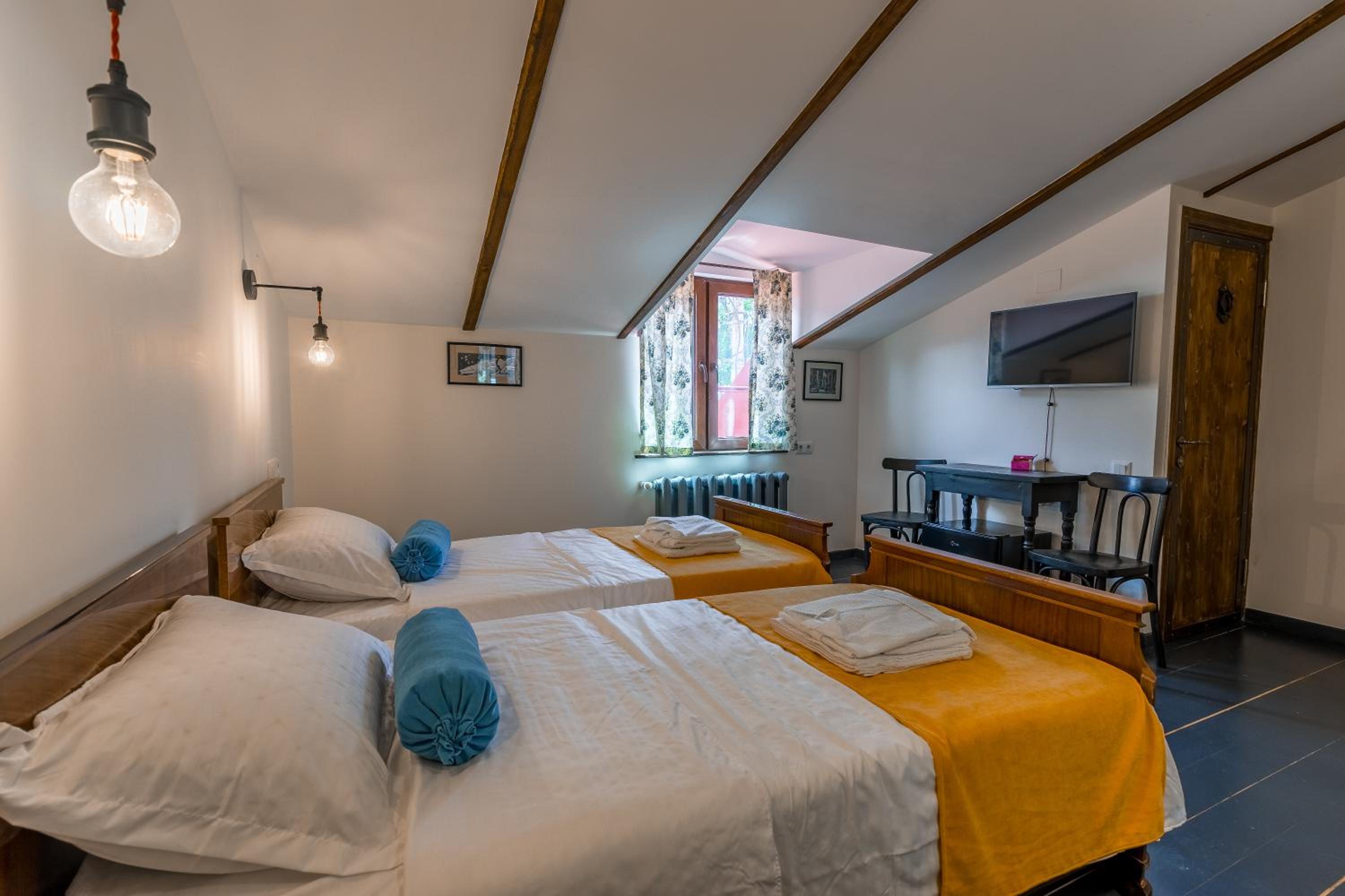 Twin Room - Photo 15