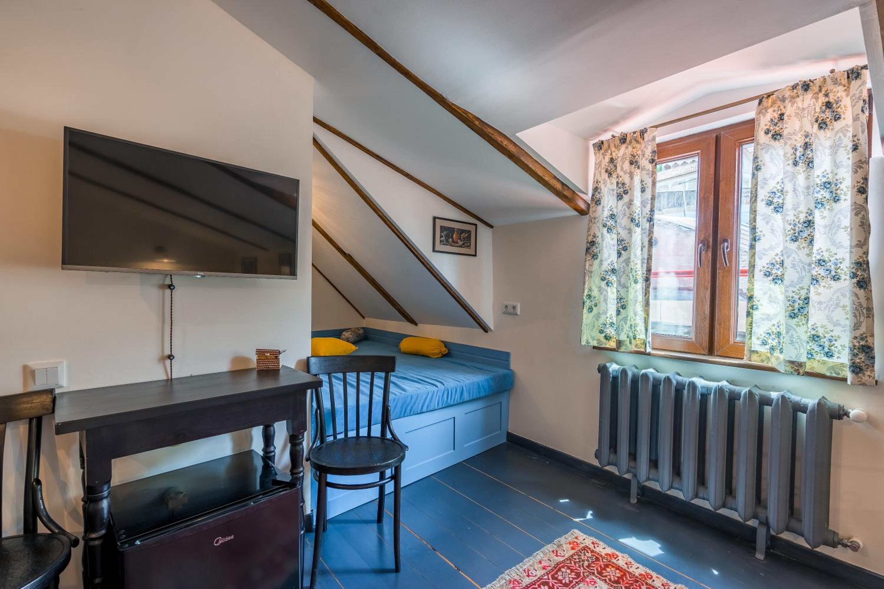 Standard King Room - Photo 8