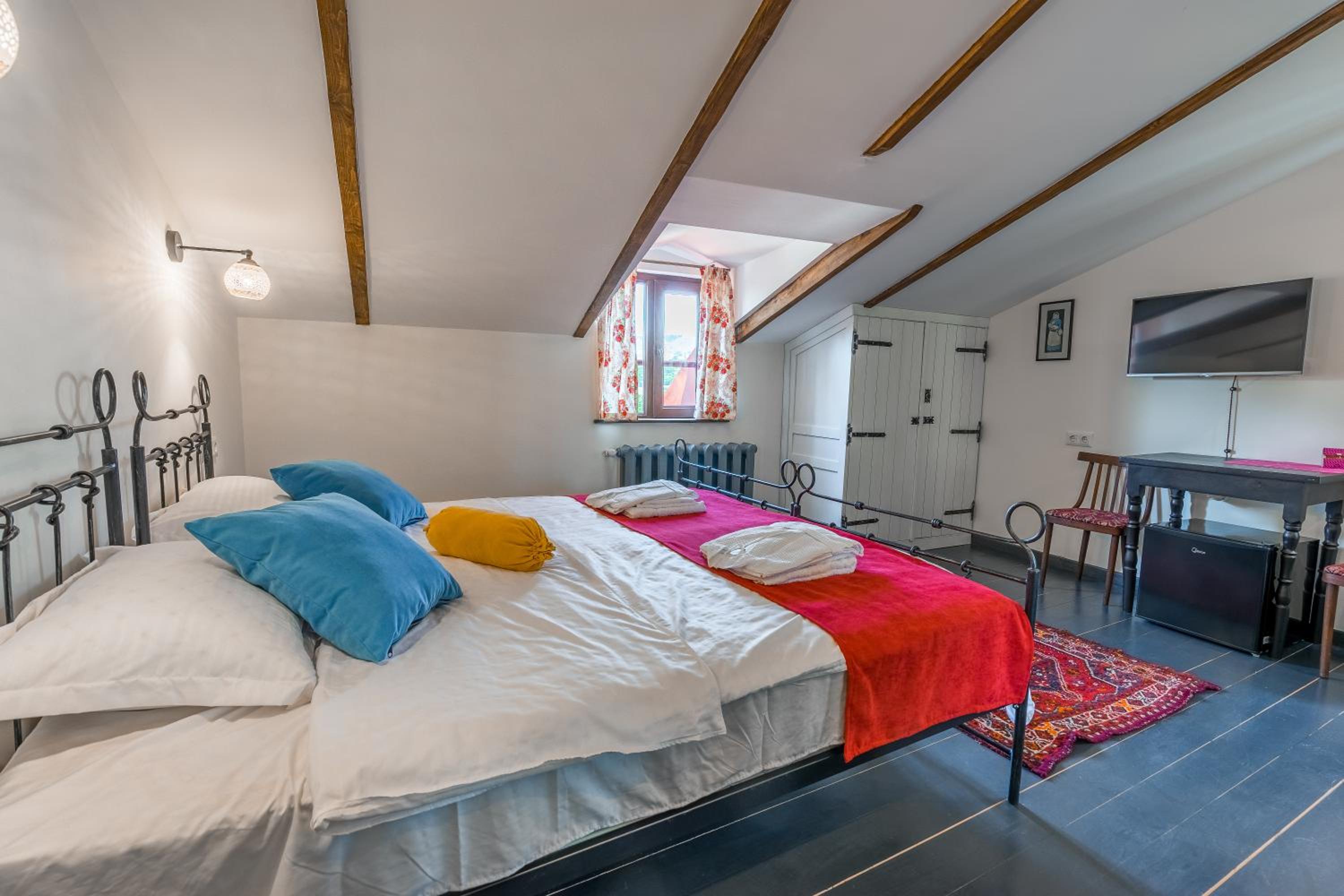 Standard King Room - Photo 7