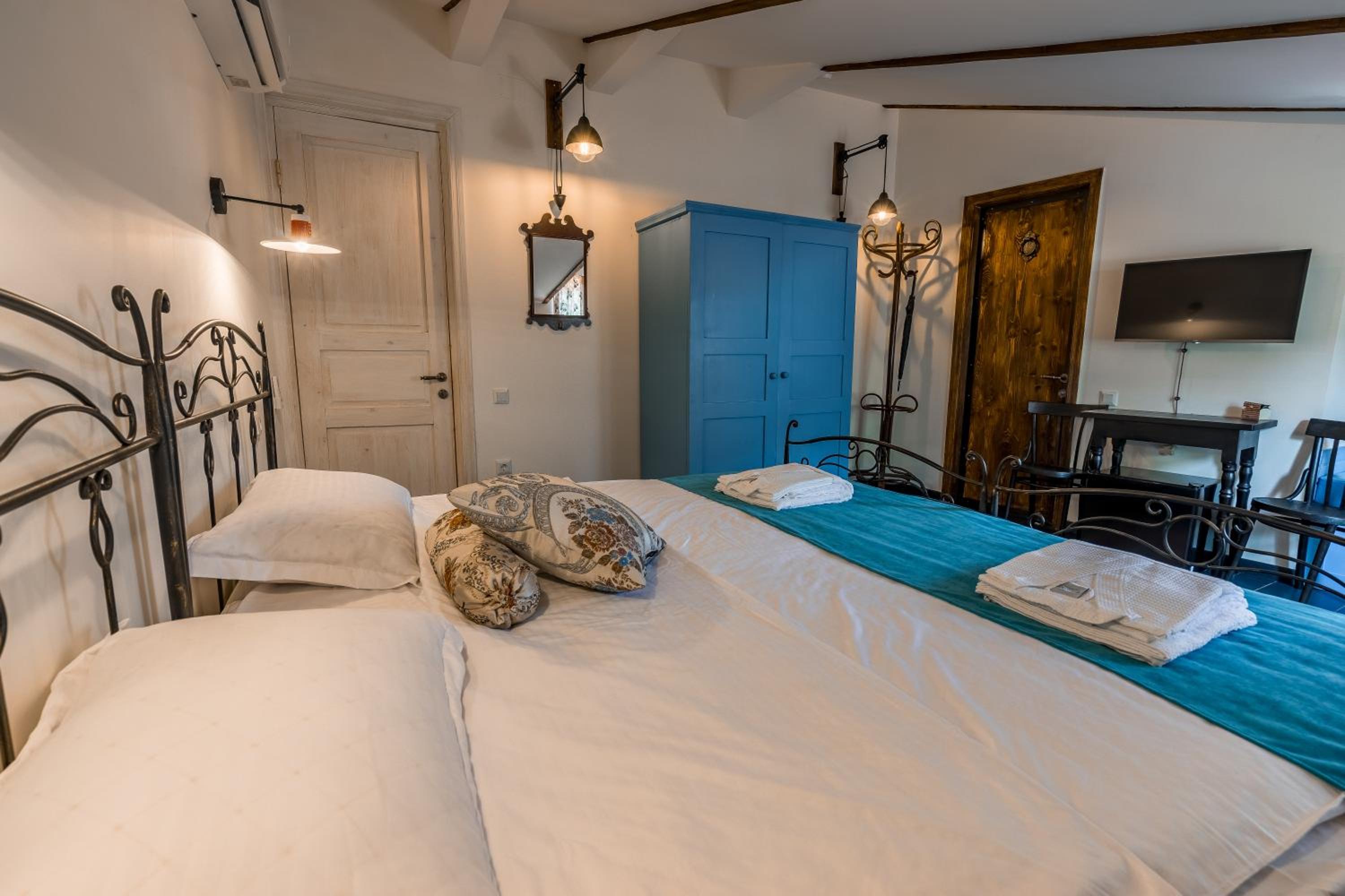Standard King Room - Photo 1