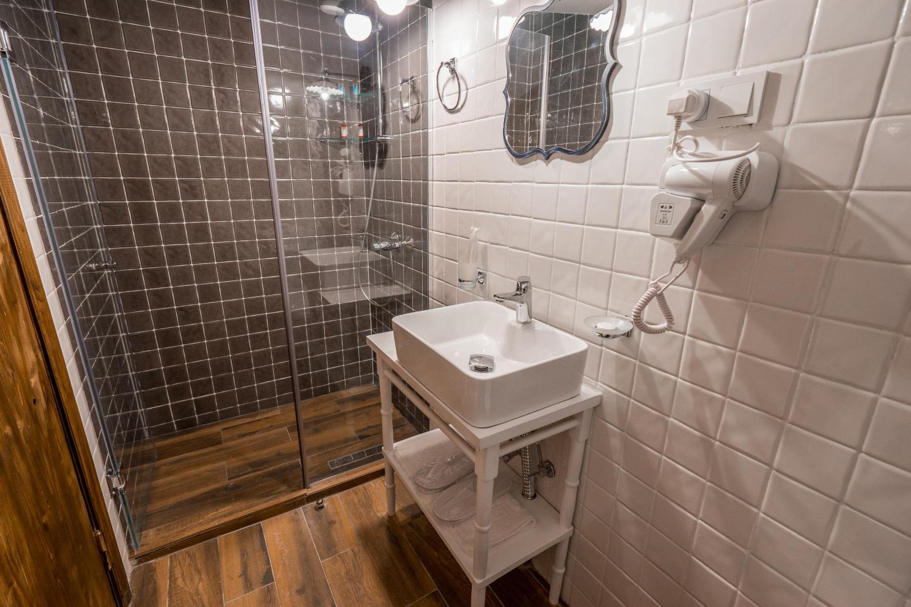 Twin Room - Photo 8