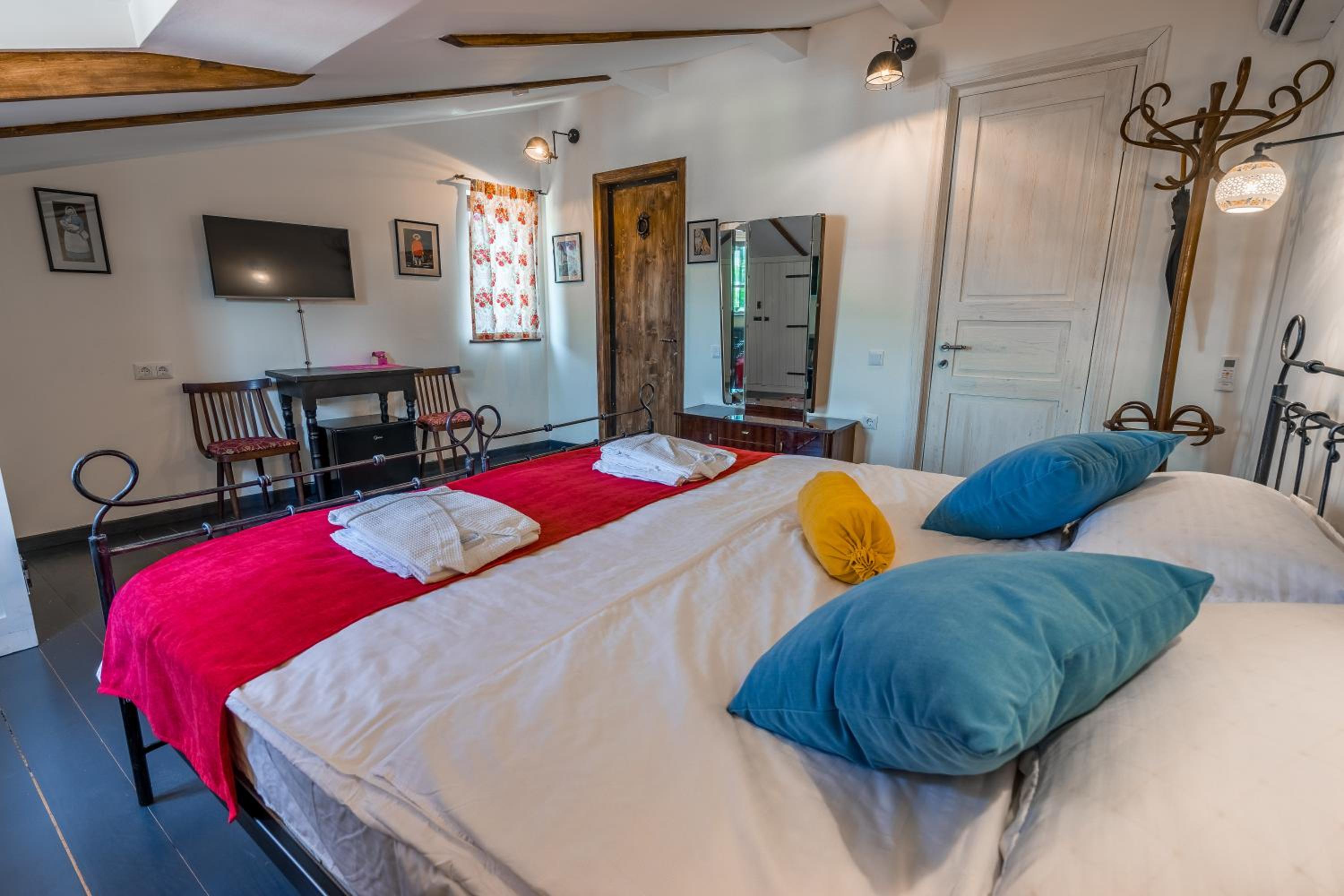 Standard King Room - Photo 3