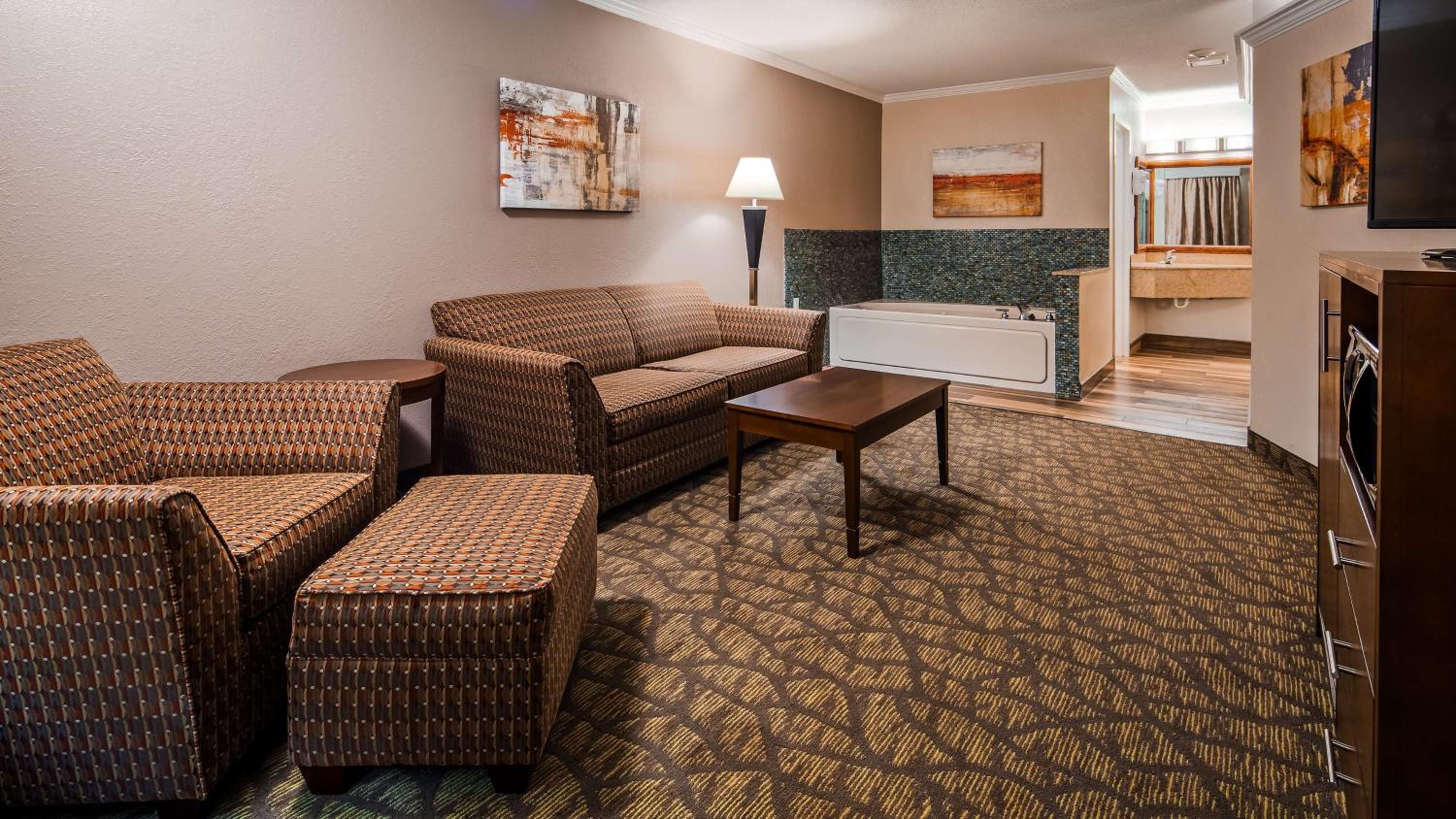 Suite with Hot Tub and Sofa Bed - Non-Smoking - Photo 3