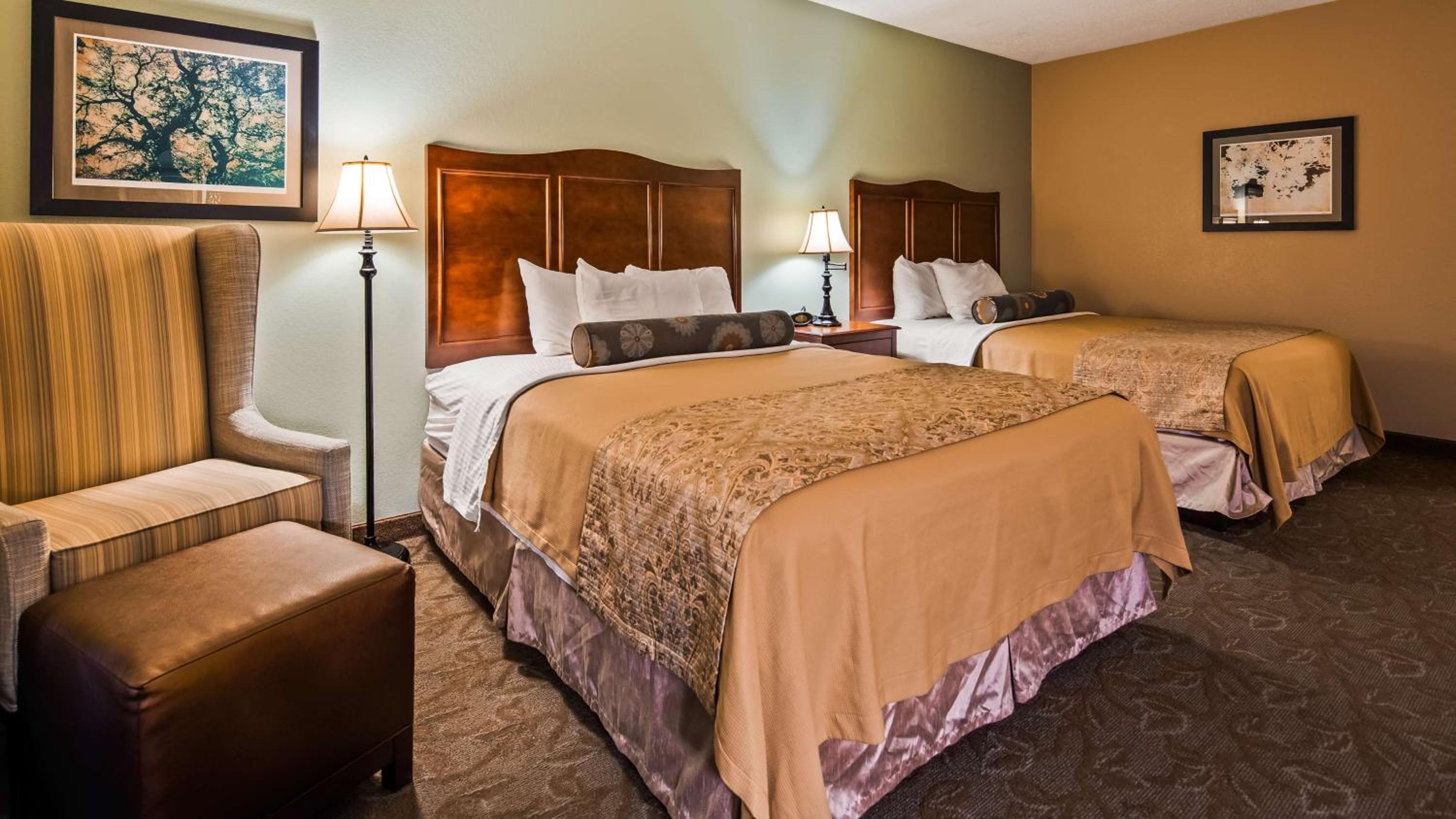 Queen Room with Two Queen Beds - Non-Smoking - Photo 2