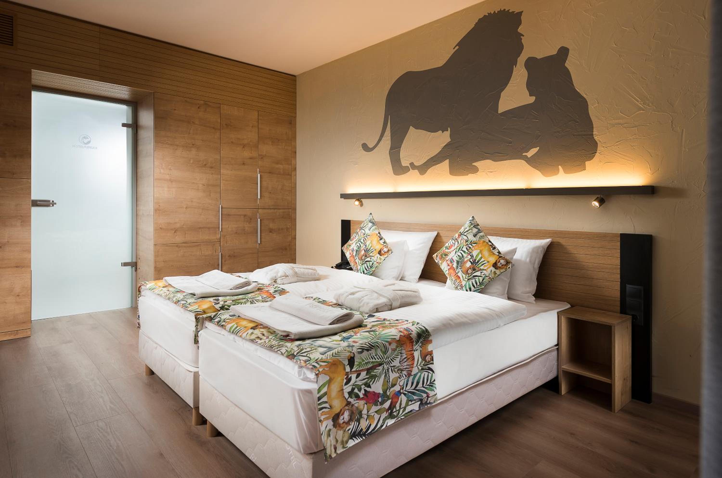 Suite with Lake View and Free Zoo Access photo 2