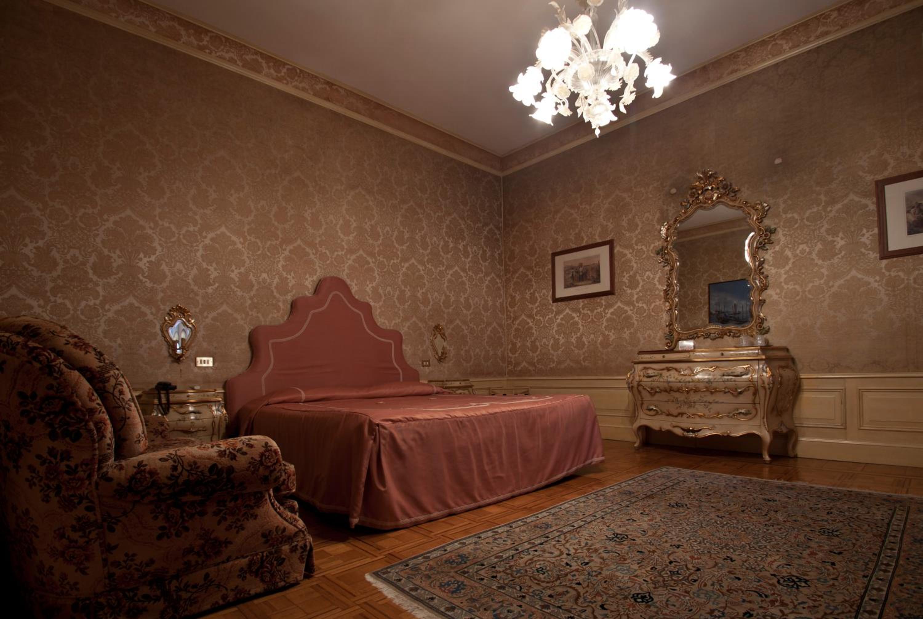 Suite - Photo 1