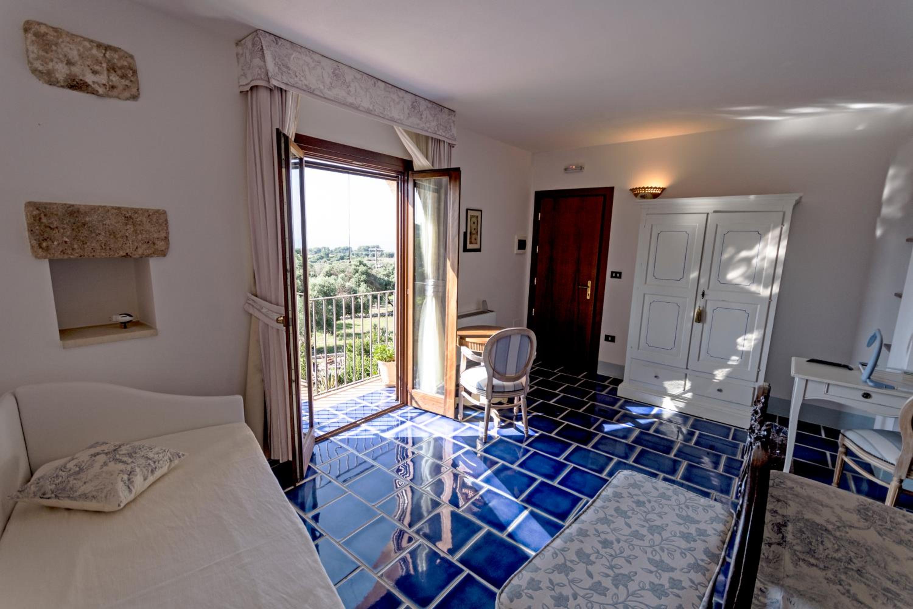 Deluxe Room (2 Adults + 1 Child) photo 2
