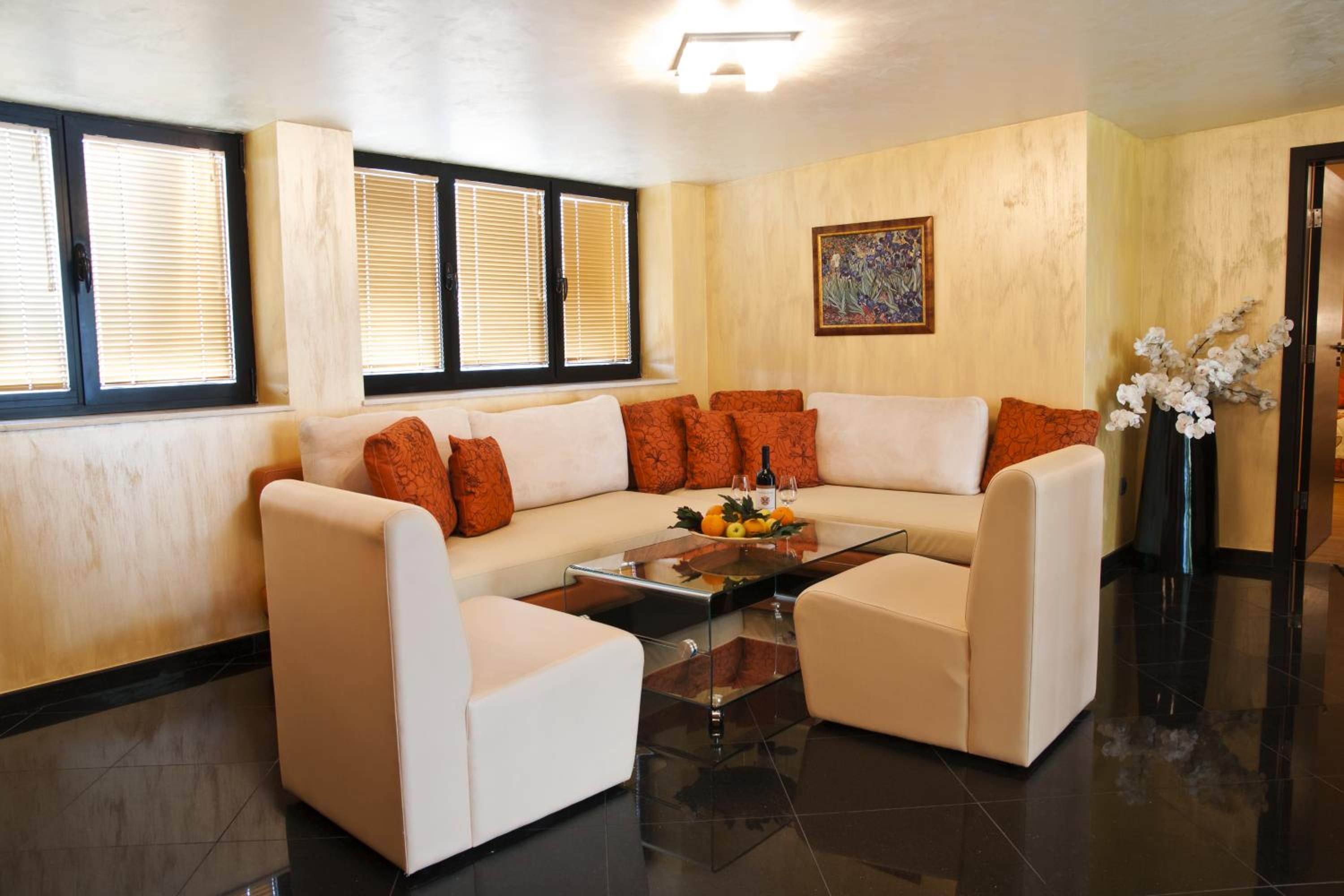 One-Bedroom Apartment - Photo 5