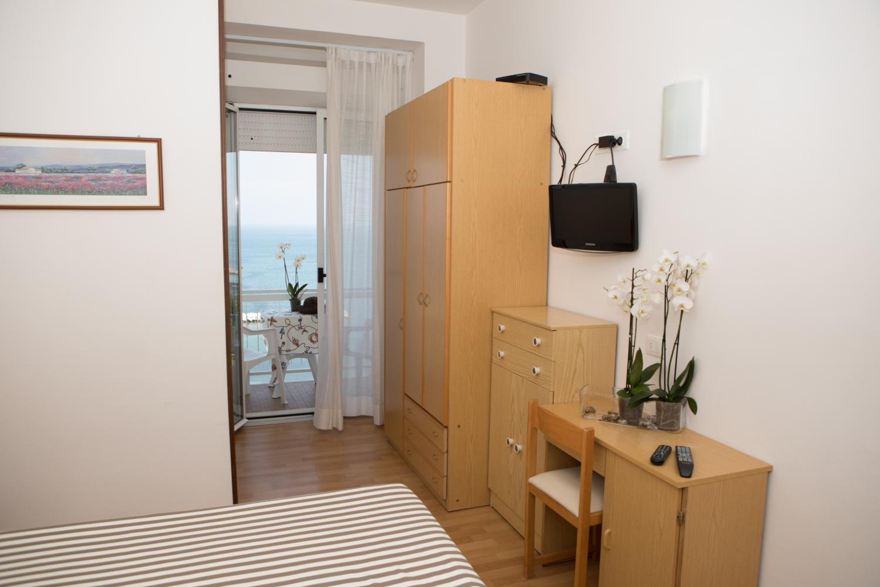 Double Room with Sea View - Photo 7