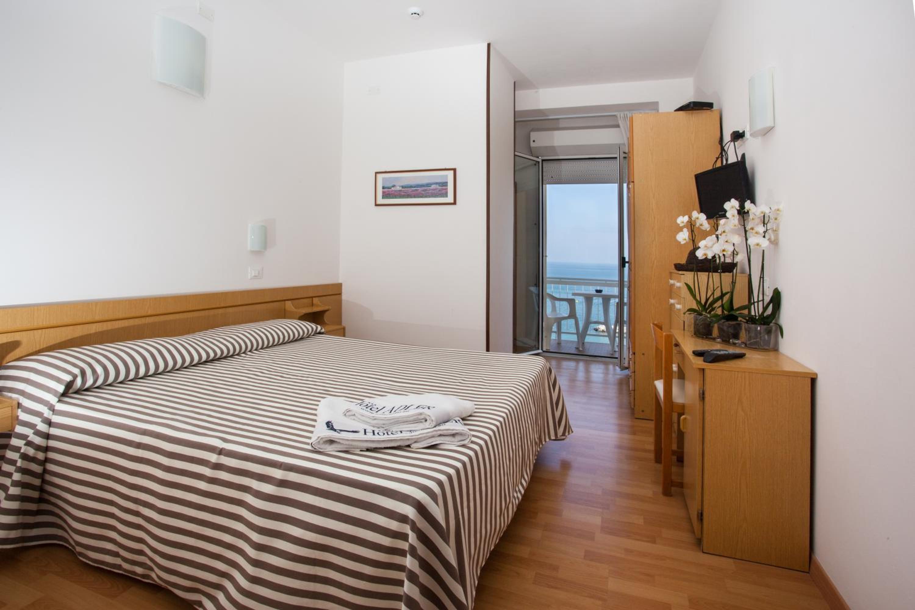 Double Room with Sea View - Photo 6