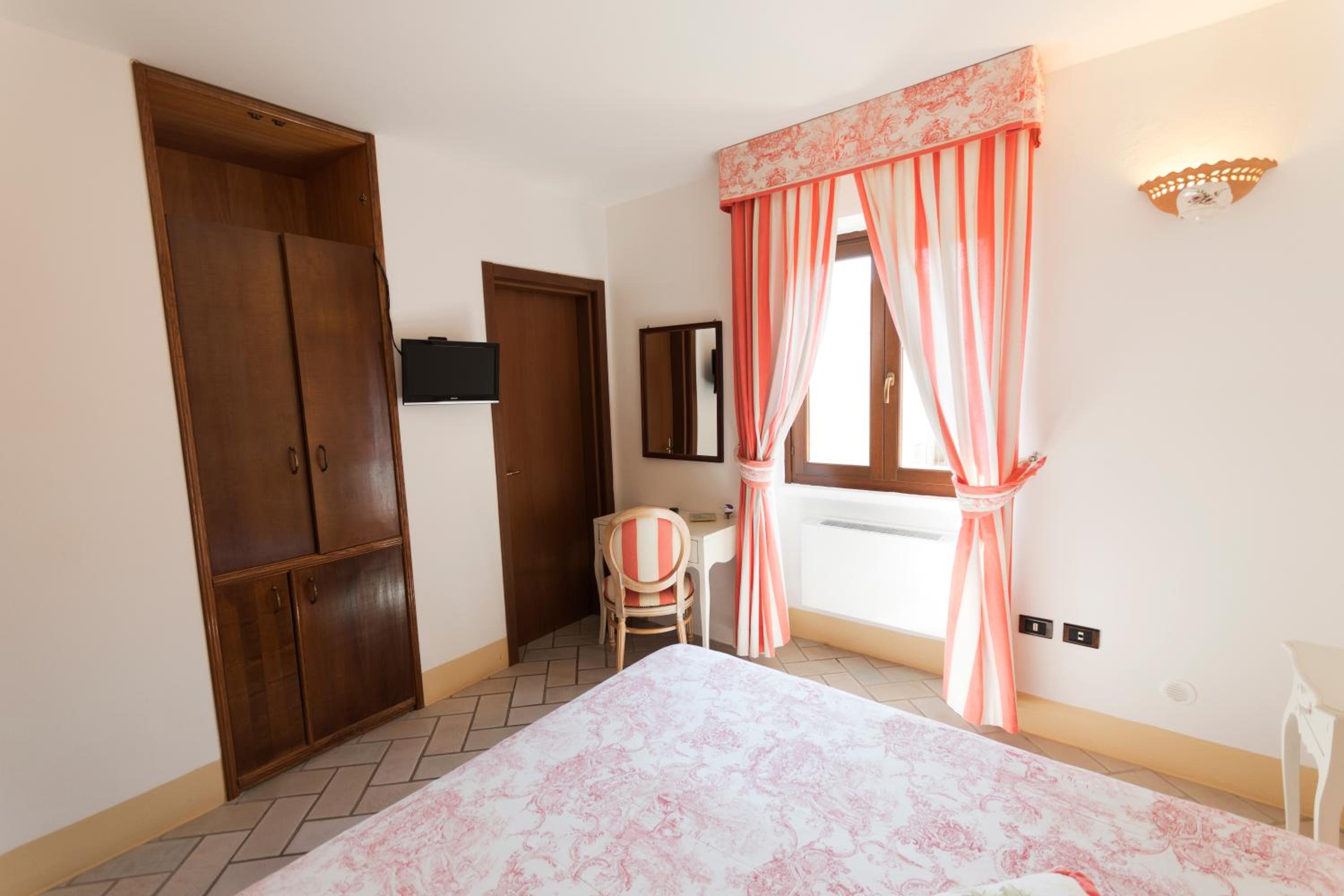 Economy Double Room photo 3