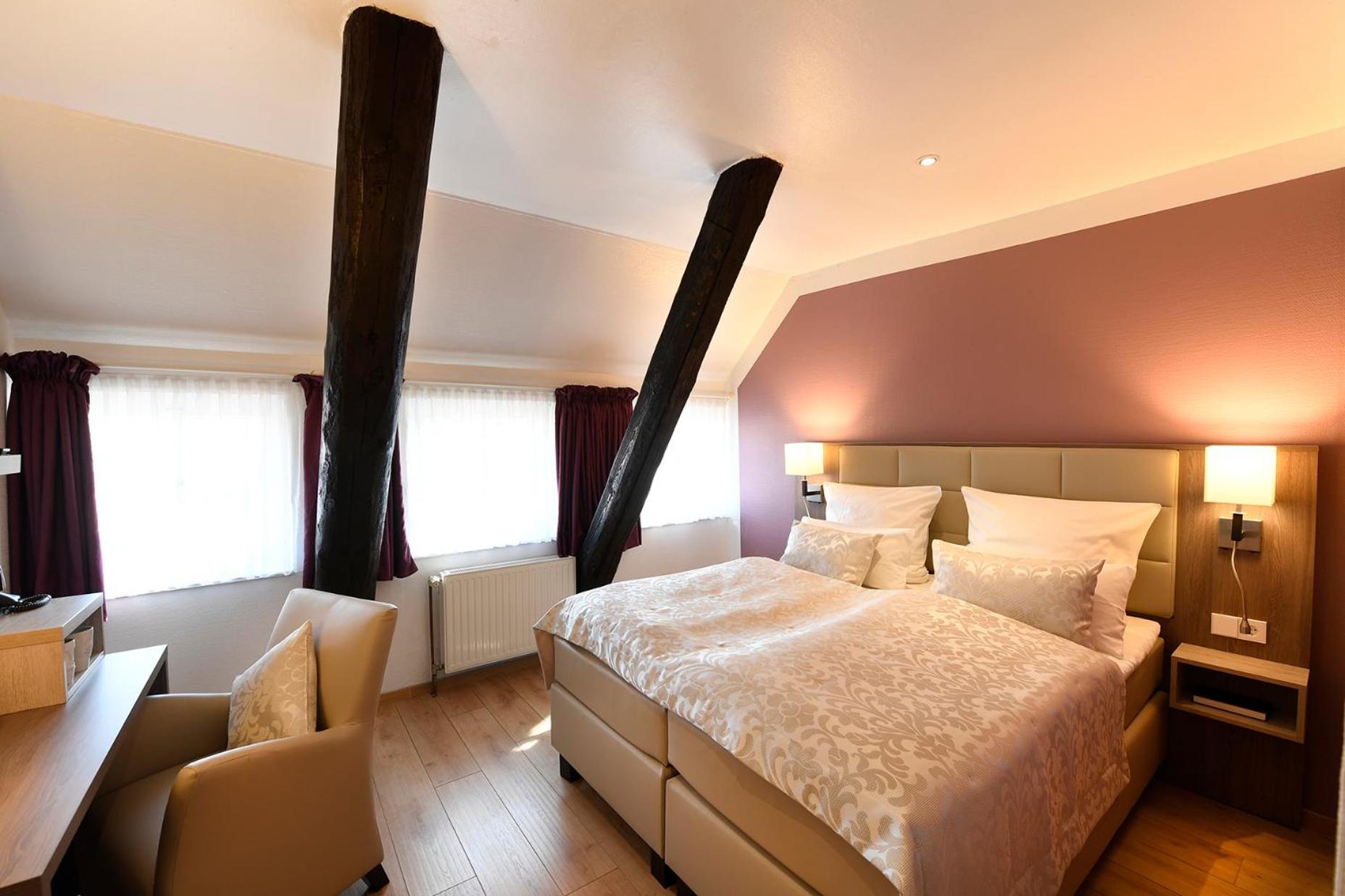 Standard Double Room with French Bed - Photo 6