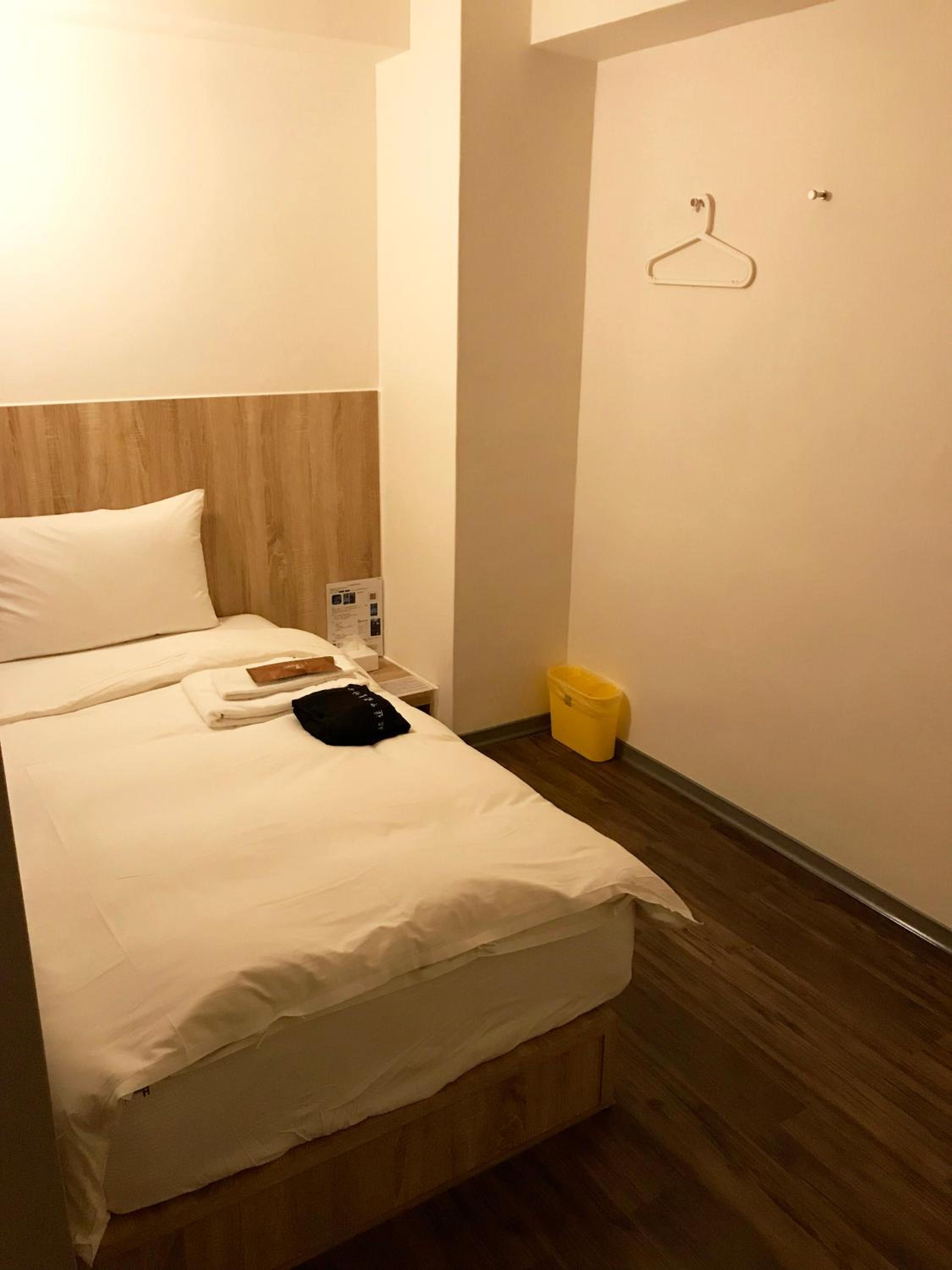 Single Room with Private Bathroom (Male Only) photo 2