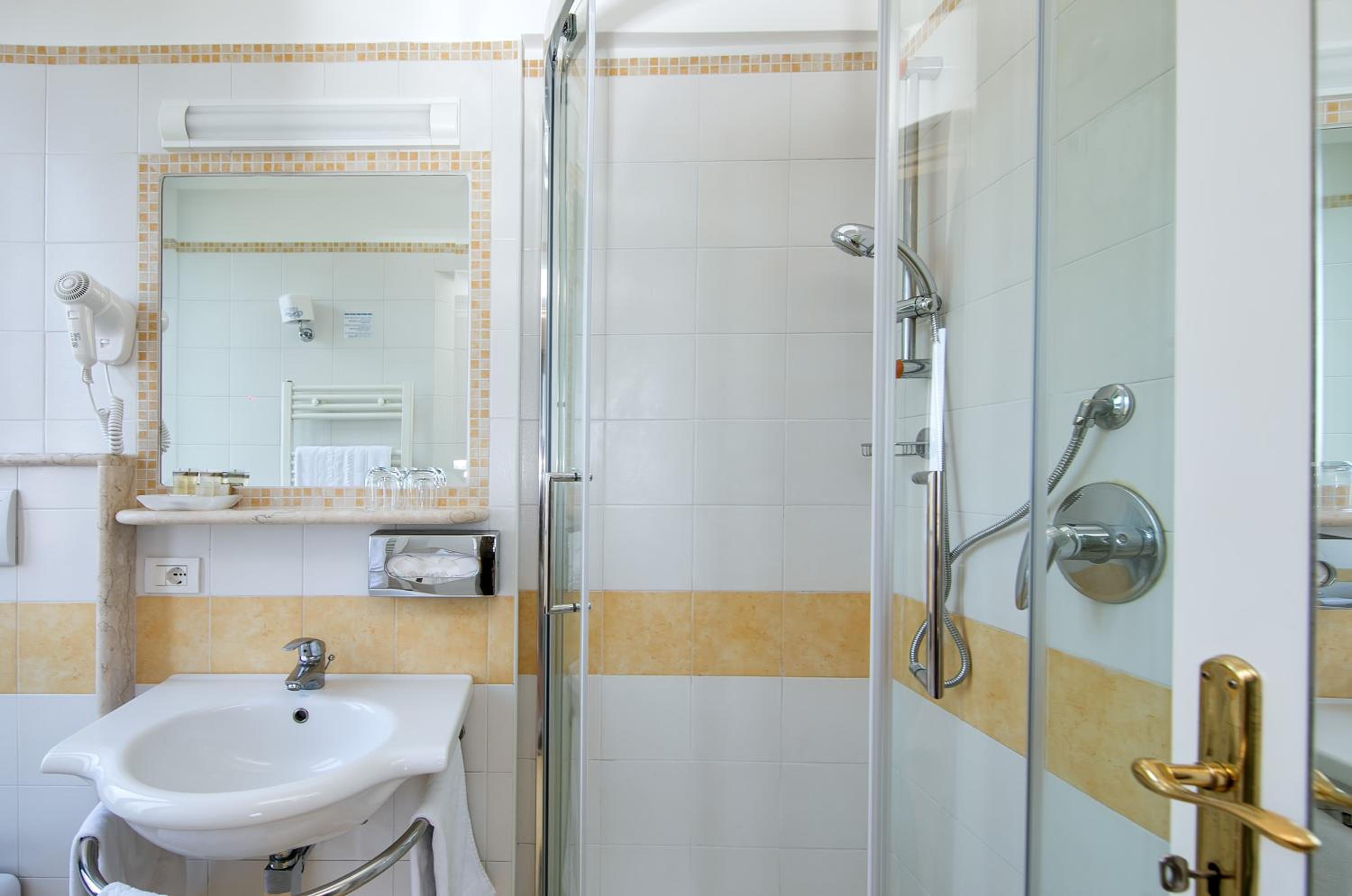 Superior Double with Sea View and Balcony - Photo 5