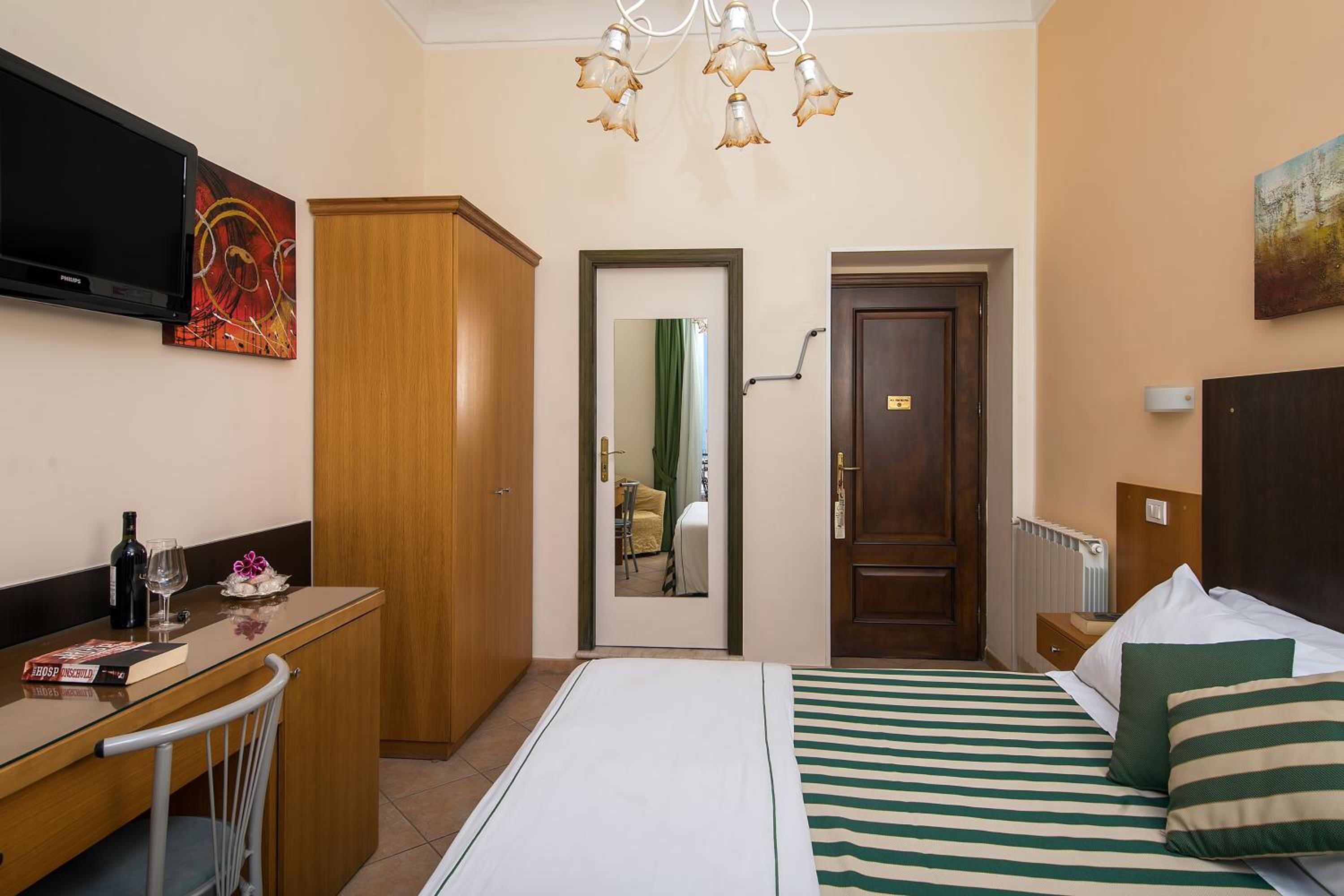 Superior Double with Sea View and Balcony - Photo 2