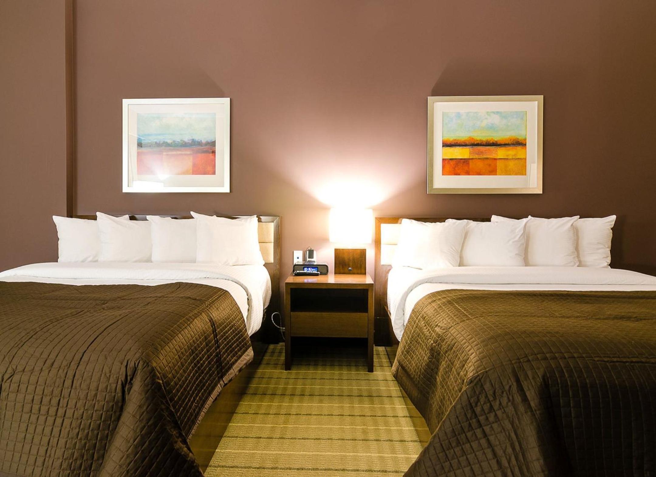 Deluxe Queen Room with Two Queen Beds - Photo 3