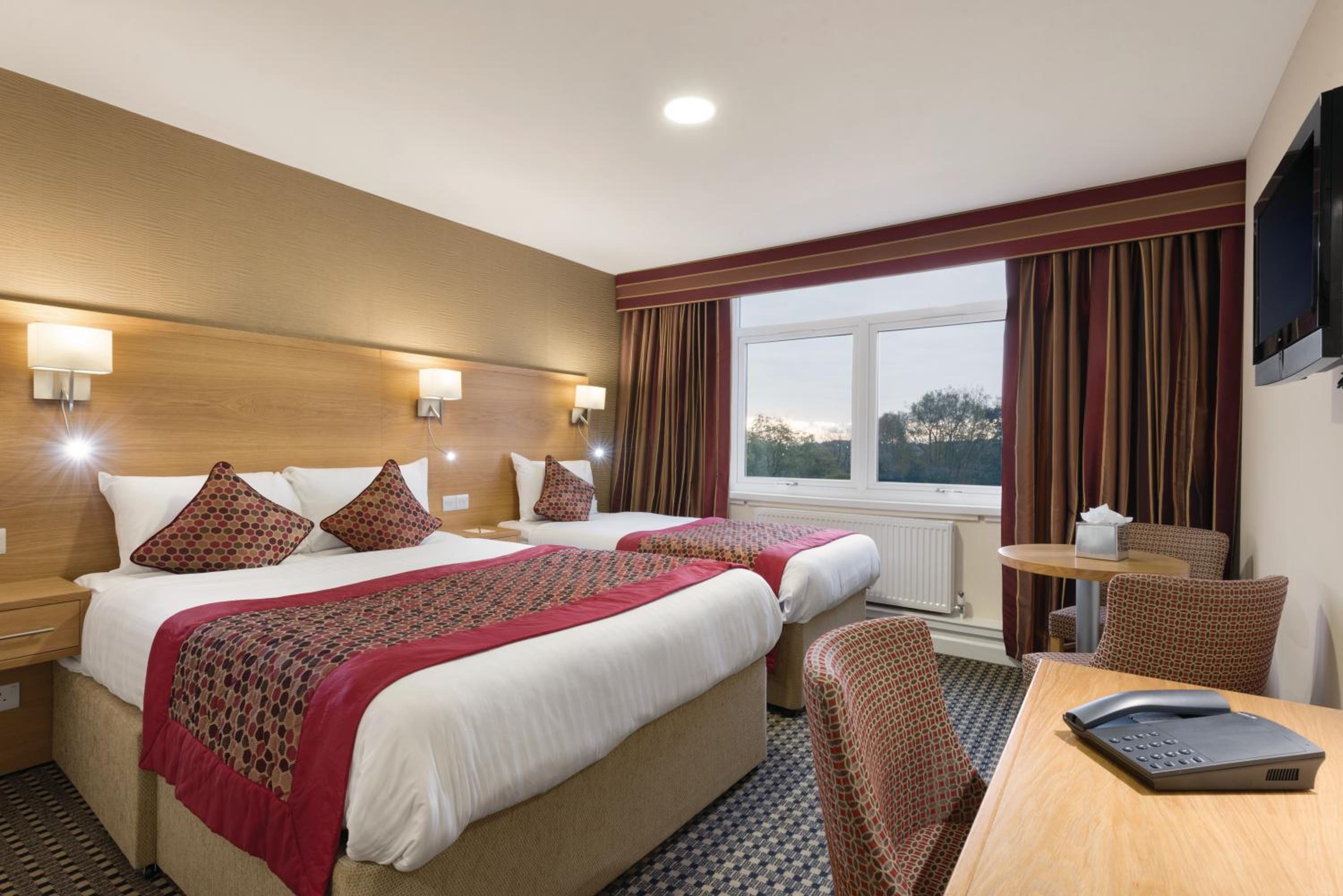 King Room With Twin Beds - Non-Smoking - Photo 1