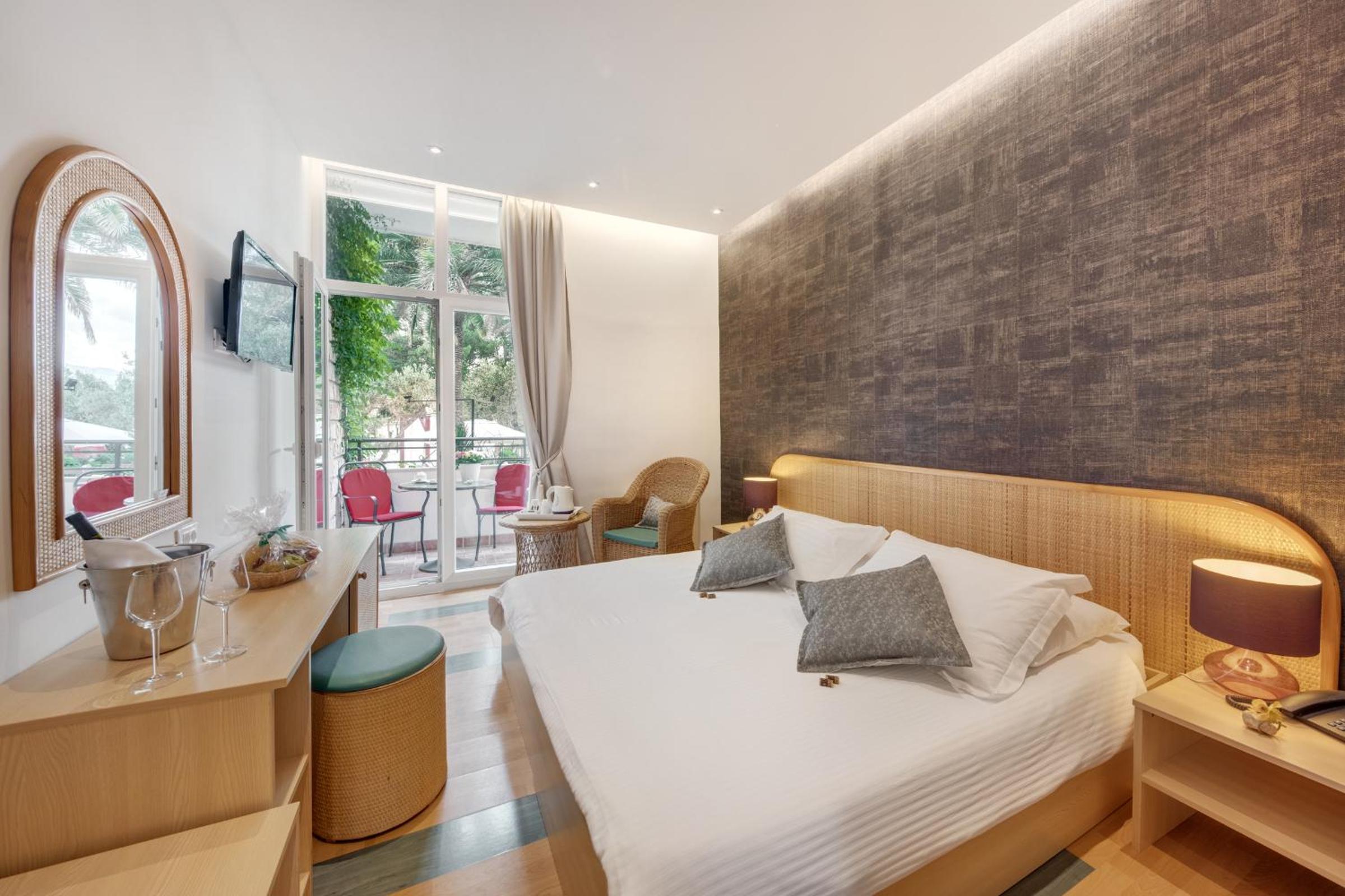 Superior Double or Twin Room with Balcony and Garden View photo 3