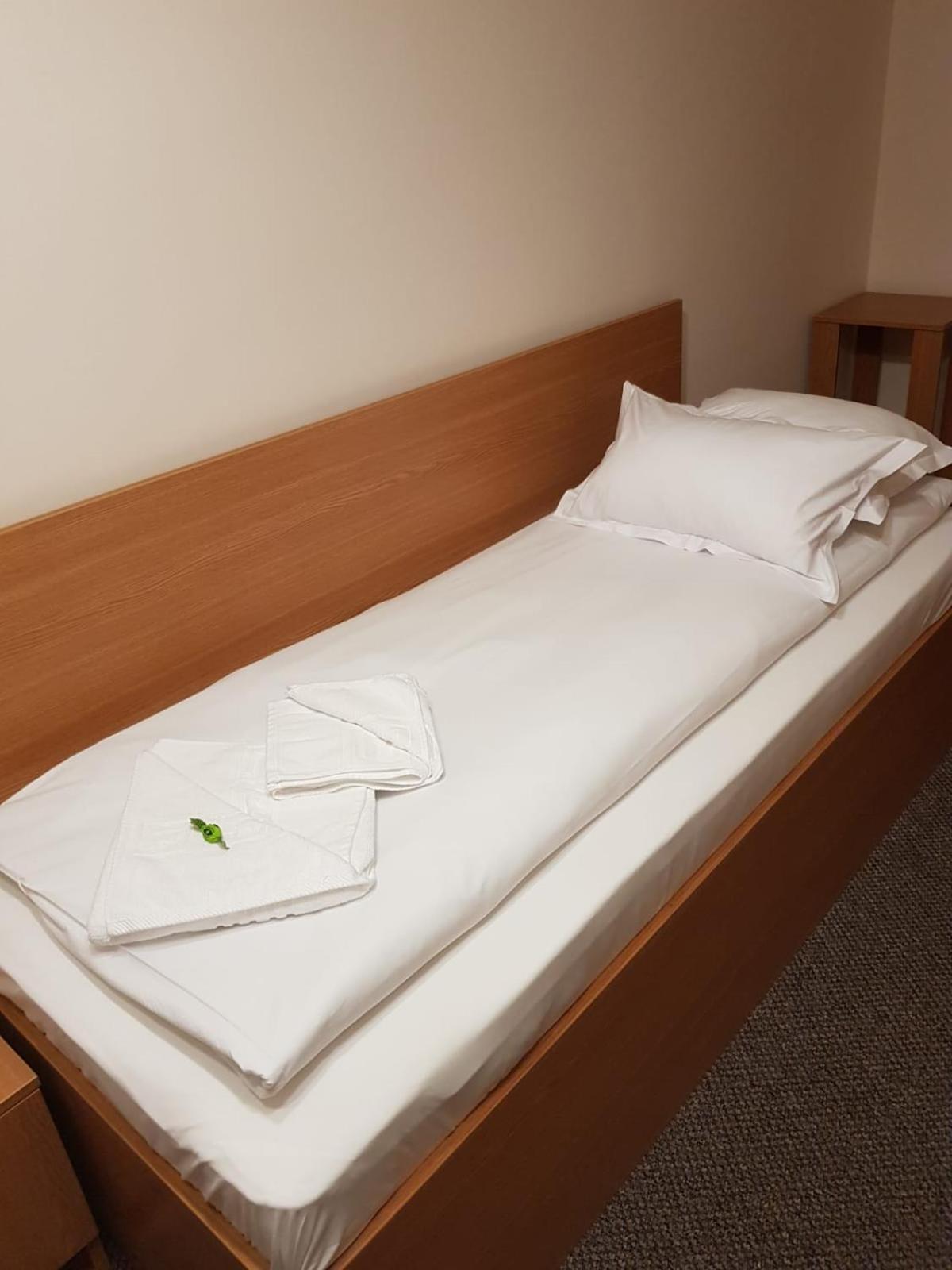 Economy Twin Room - Photo 6